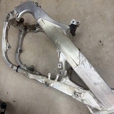 02 2002 HONDA CR 250 R OEM MAIN FRAME ENGINE CRADLE CHASSIS ALUMINUM SILVER picture