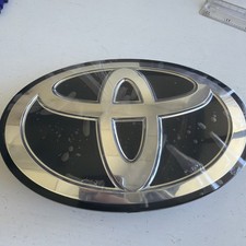 2020-2022 TOYOTA  TUNDRA GRILL EMBLEM 90975-02159 / 90975-A2014 picture