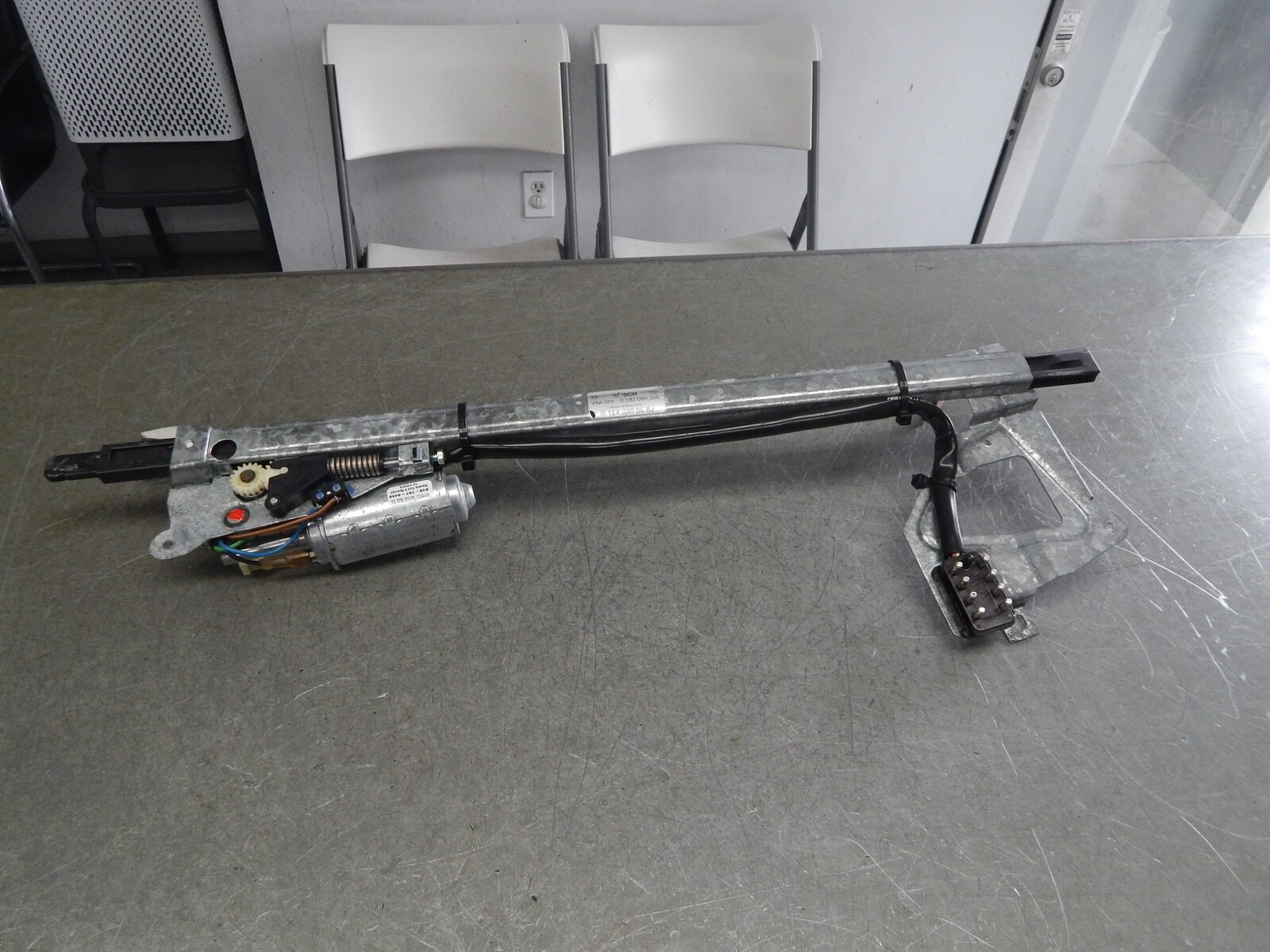 124 E320 300CE - COUPE ONLY -  SEAT BELT ARM RETRACTOR RIGHT 1248600682