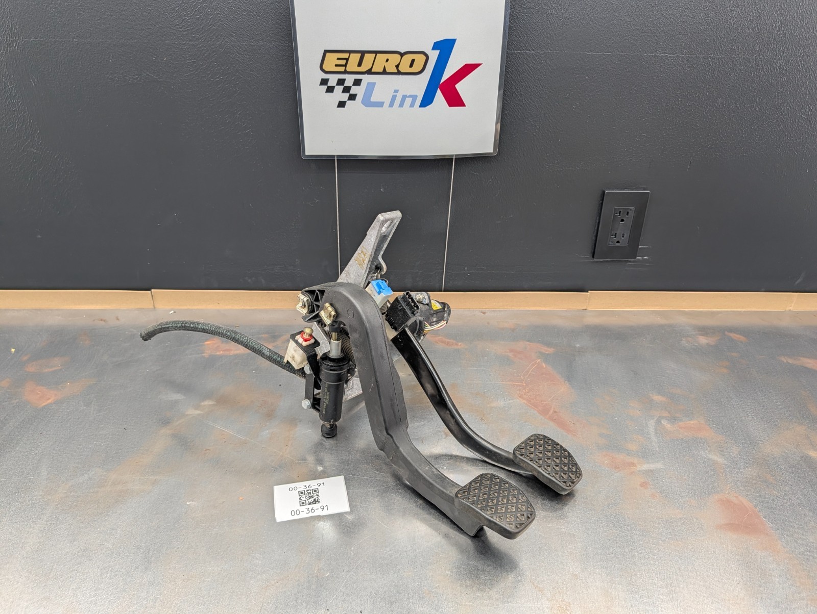 01-02 BMW Z3 2.5L 3.0 Manual Clutch Brake Pedals Box w Acceleration Sensor