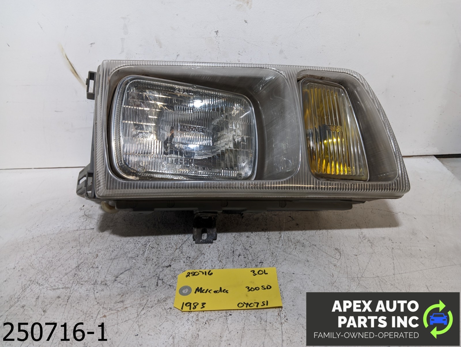 OEM 1981-1985 Mercedes 300SD 3.0L Right Passenger Headlight OEM 1981-1985 Mercedes 300SD 3.0L Right Passenger Headlight