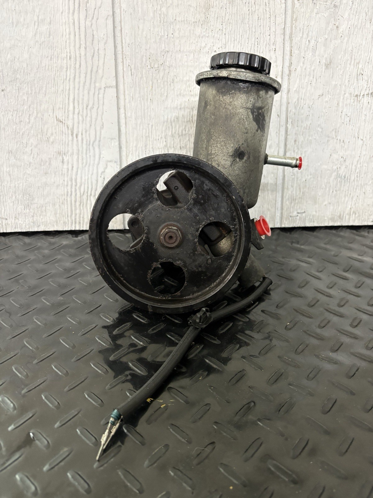 OEM 1998 - 2005 Lexus GS300 3.0 V6 Power Steering Pump Assembly OEM 1998 - 2005 Lexus GS300 3.0 V6 Power Steering Pump Assembly