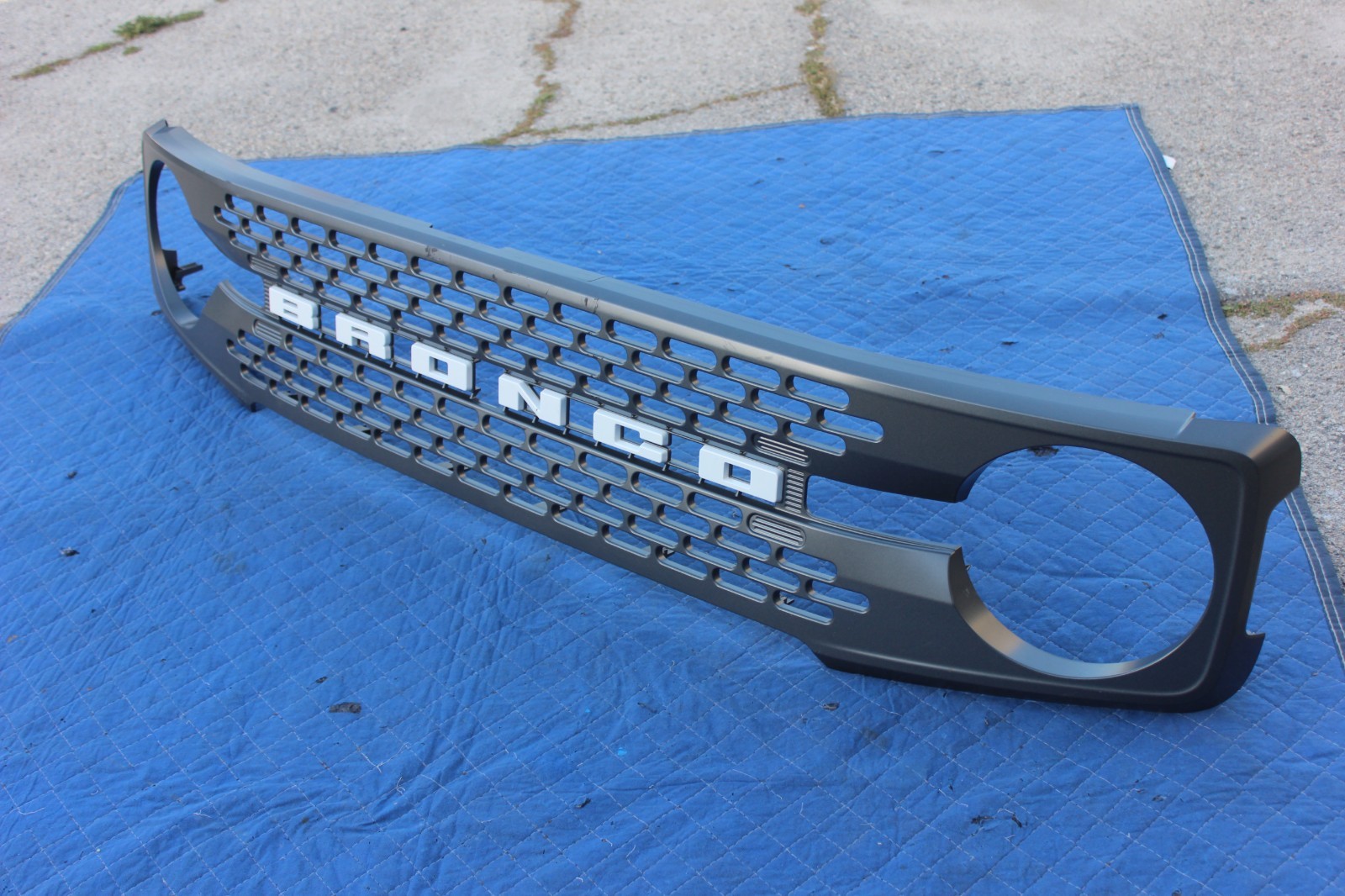 21-24 22 23 2023 2024 FORD BRONCO SPORT LOGOS GRILL TRIM GENUINE FACTORY OEM 21-24 22 23 2023 2024 FORD BRONCO SPORT LOGOS GRILL TRIM GENUINE FACTORY OEM