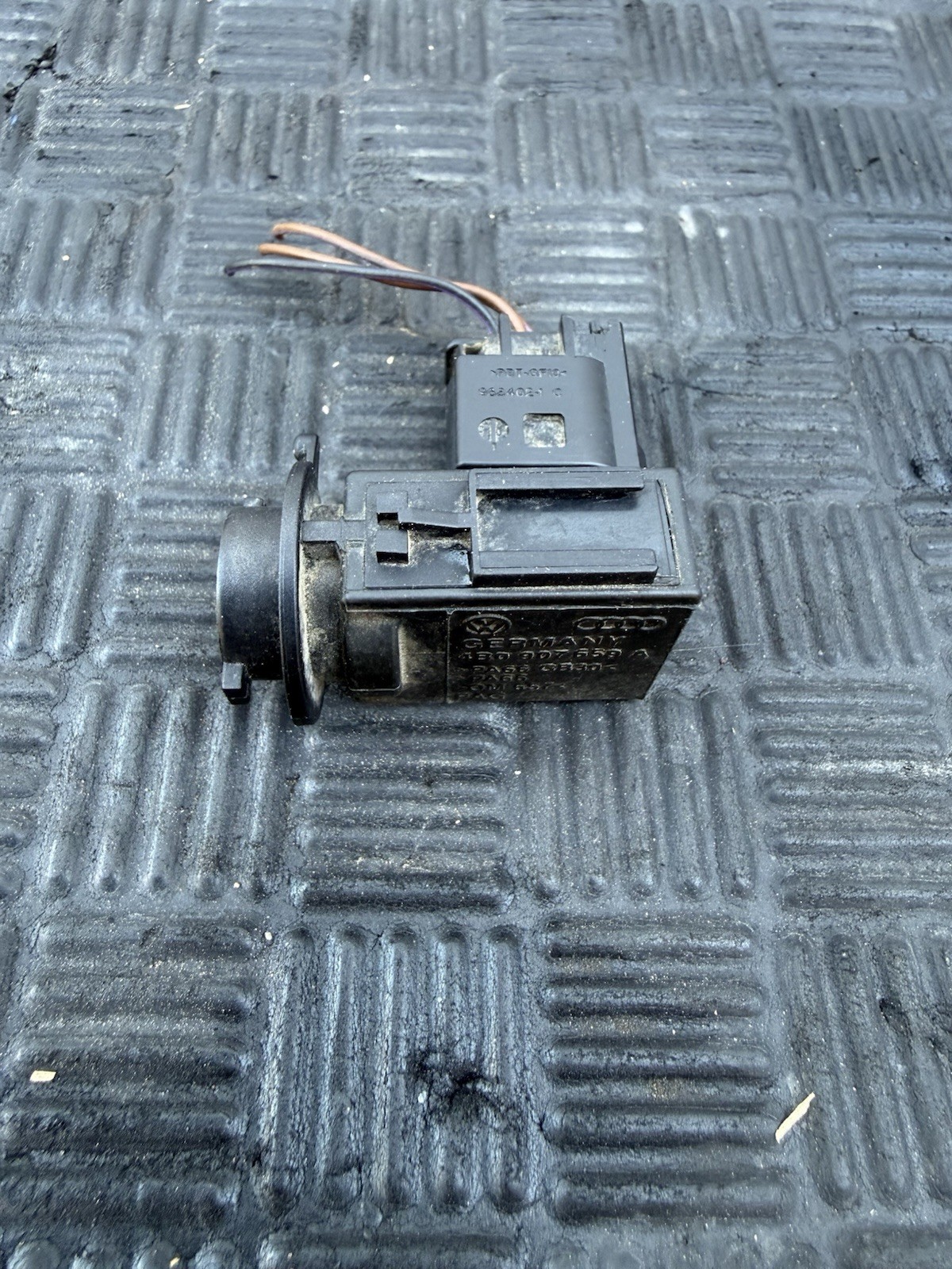 Volkswagen Audi Ambient Air Quality & Cabin Temperature Sensor OEM 4B0907659A