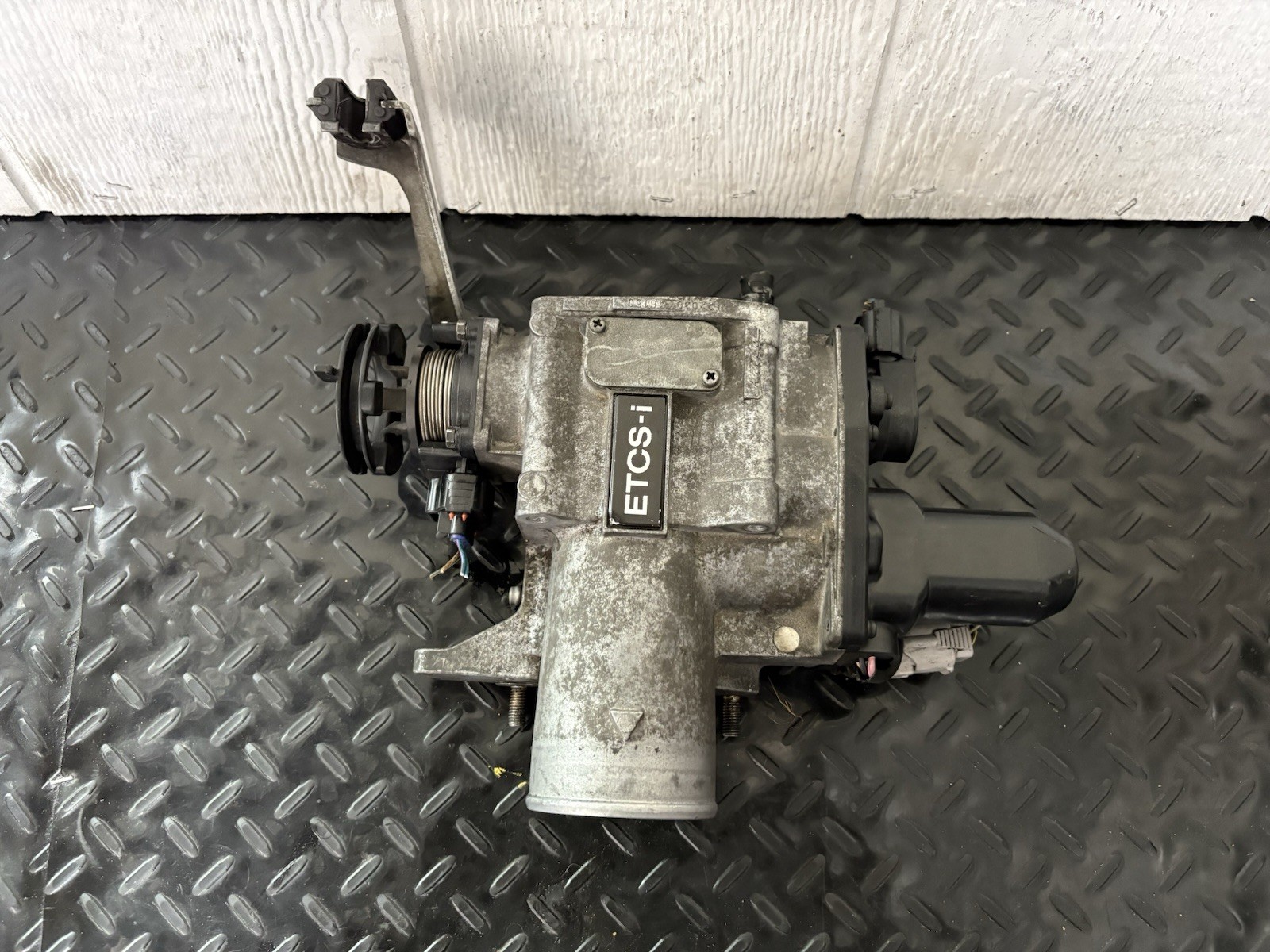 OEM 1998-2005 Lexus GS300 GS400 IS300 Throttle Body 22030-46150 OEM 1998-2005 Lexus GS300 GS400 IS300 Throttle Body 22030-46150