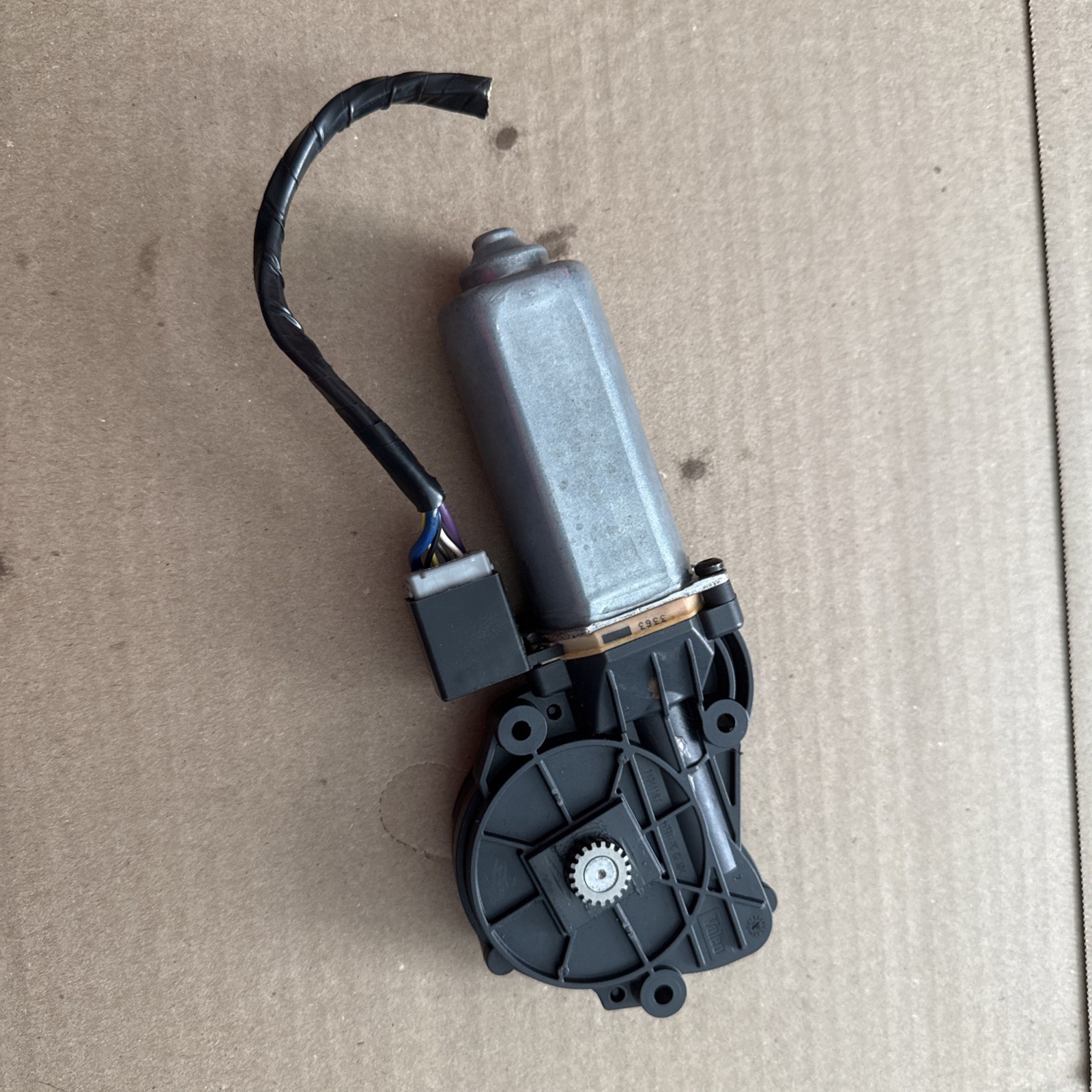 2004 2005 GMC Envoy XUV Rear Moveable Moving Sliding Roof Motor 2004 2005 GMC Envoy XUV Rear Moveable Moving Sliding Roof Motor