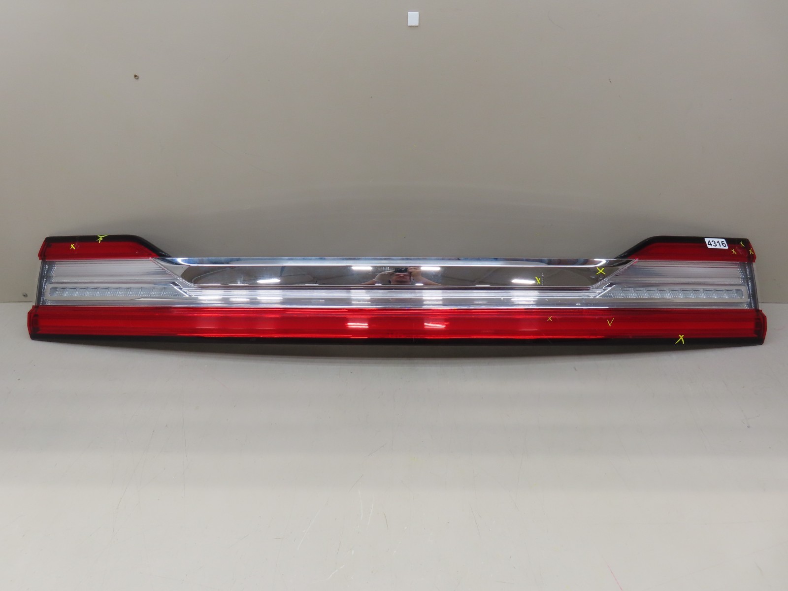 2018-2021 LINCOLN NAVIGATOR REAR CENTER TAILGATE TAIL LIGHT LED OEM JL7B-13B433A