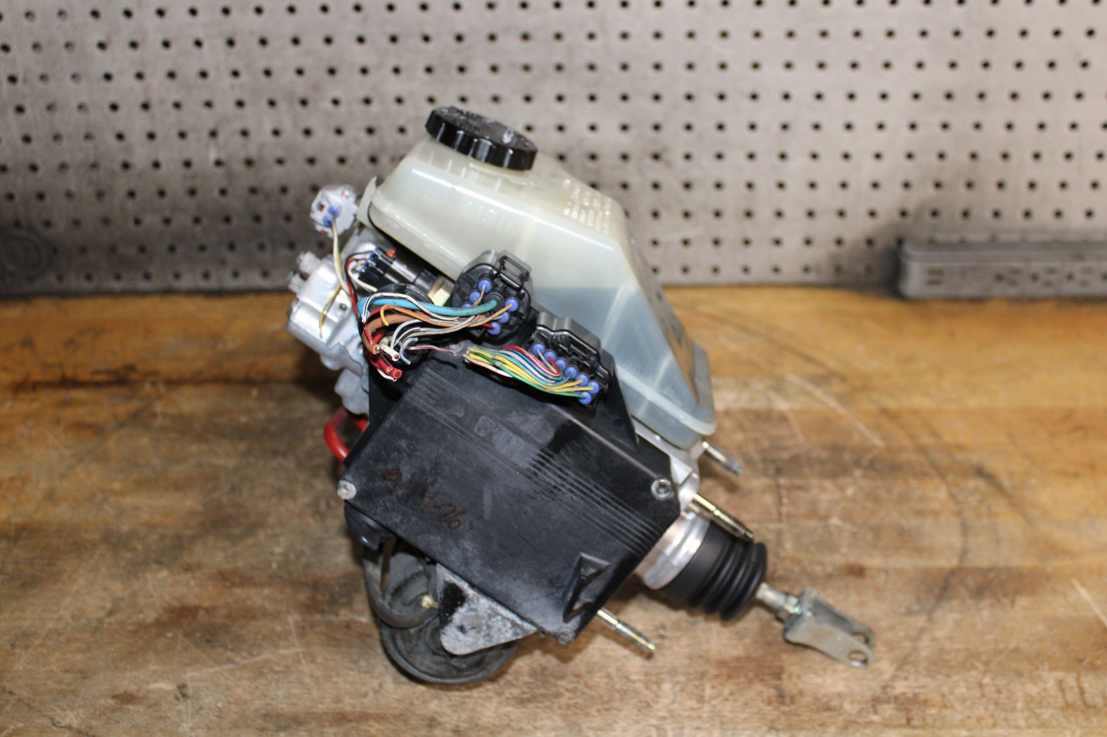 1998-05 Lexus GS300 GS400 GS430 ABS Anti Lock Brake Booster Pump Master Cylinder 1998-05 Lexus GS300 GS400 GS430 ABS Anti Lock Brake Booster Pump Master Cylinder