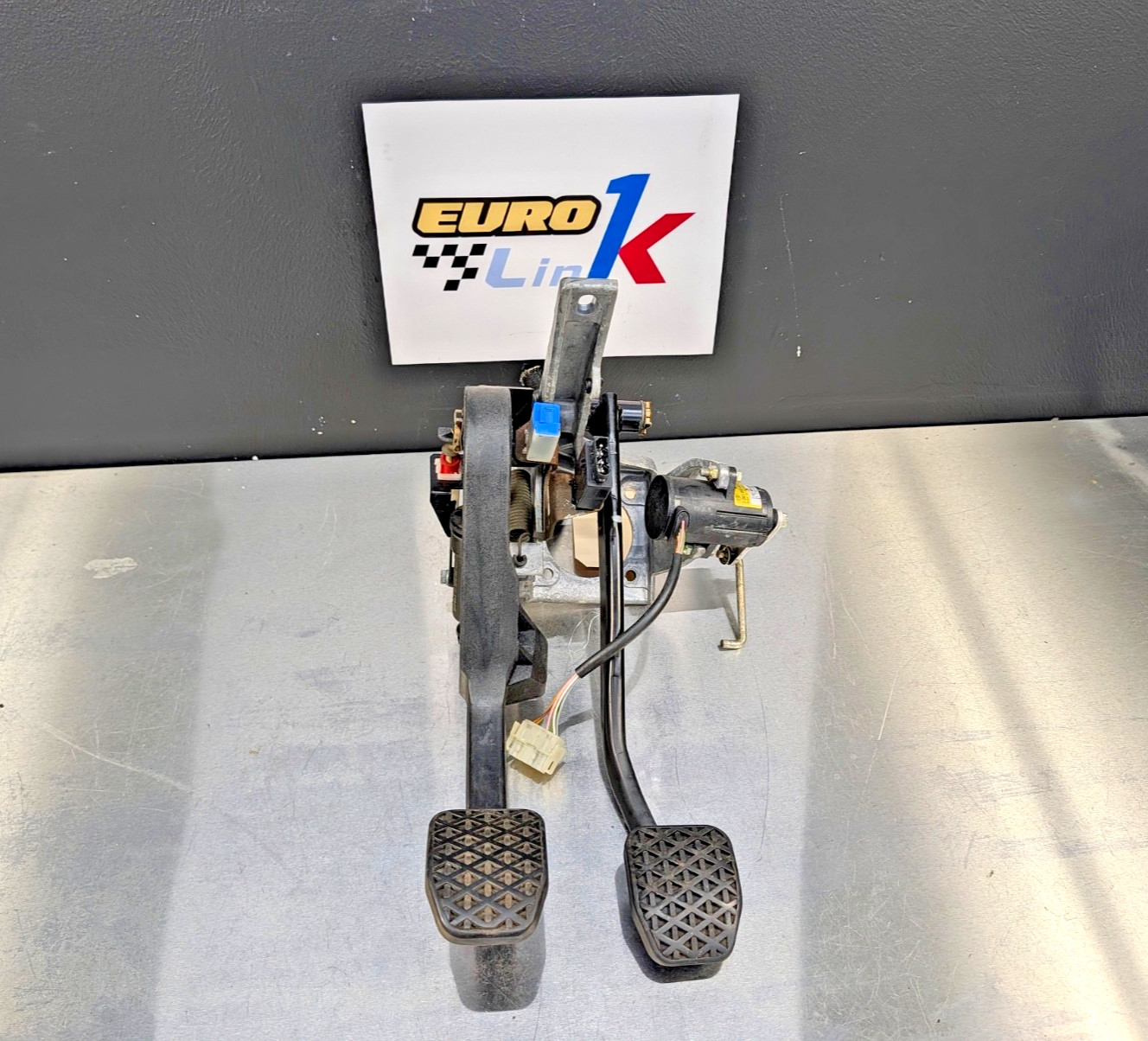 01-02 BMW Z3 2.5L 3.0 Manual Clutch Brake Pedals Box w Acceleration Sensor 01-02 BMW Z3 2.5L 3.0 Manual Clutch Brake Pedals Box w Acceleration Sensor