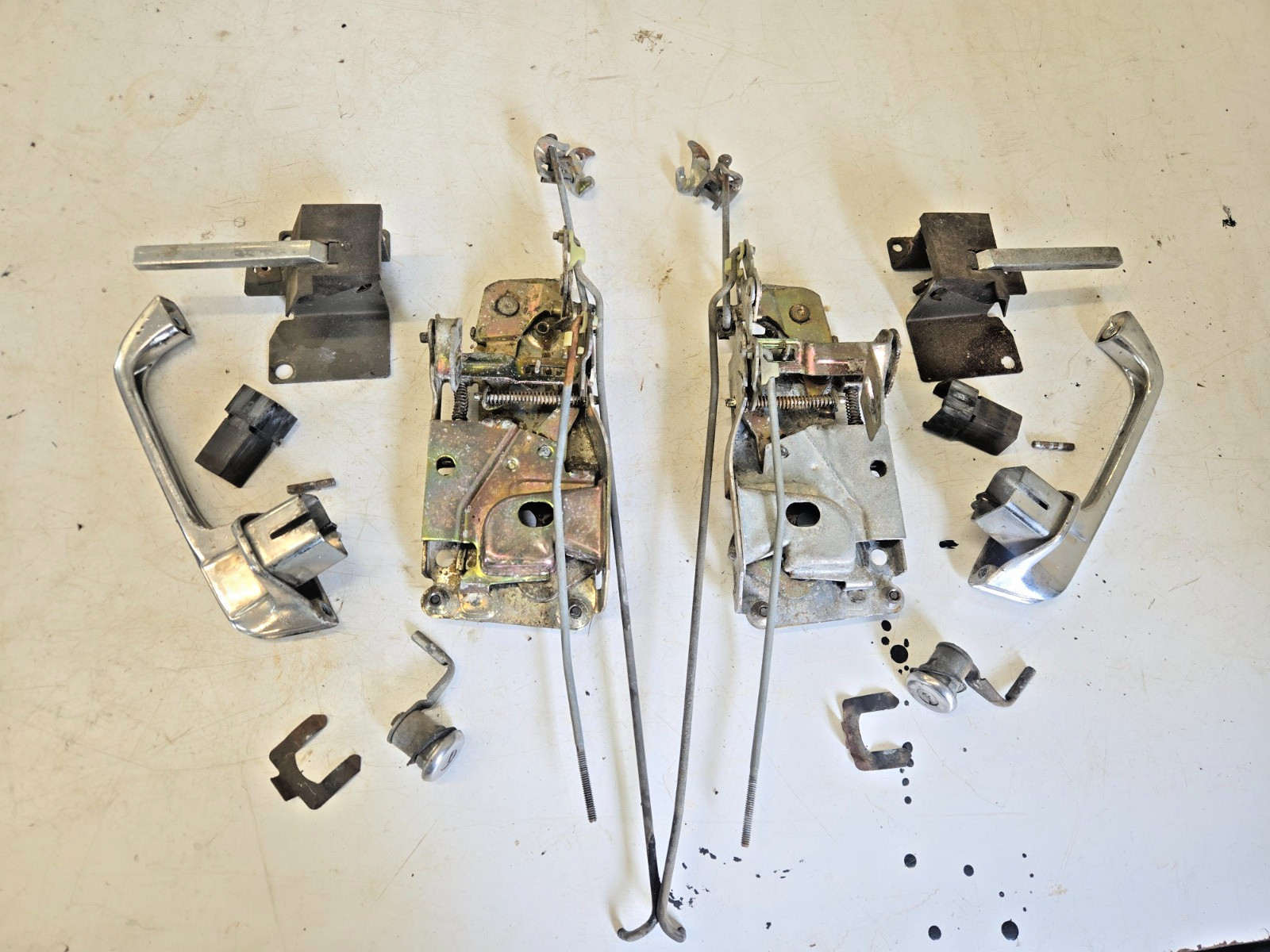 DOOR LATCH SYSTEM PAIR CHEVY GMC TRUCK 73-87 SUBURBAN BLAZER 73-91 K5 C10 K10