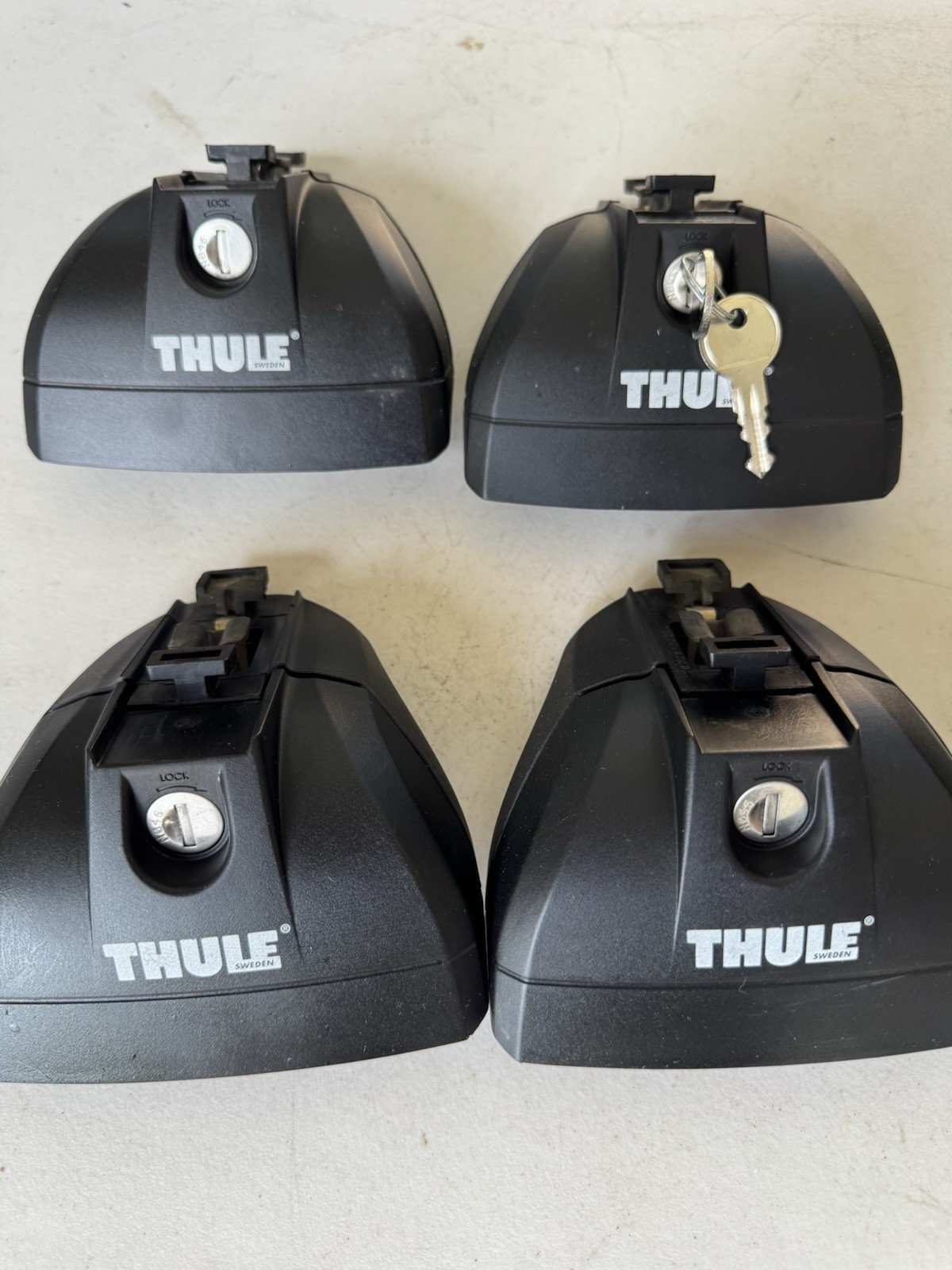 Thule 460R Rapid Podium Roof Rack Towers + Locks - Nice 