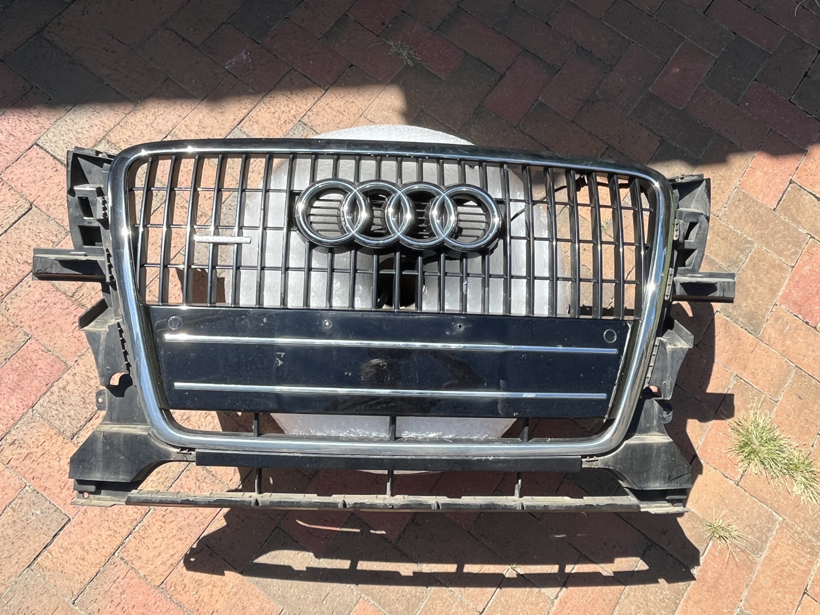 2009-2012 Audi Q5 Complete Upper Grille Assembly With Parking Sensors 2009-2012 Audi Q5 Complete Upper Grille Assembly With Parking Sensors