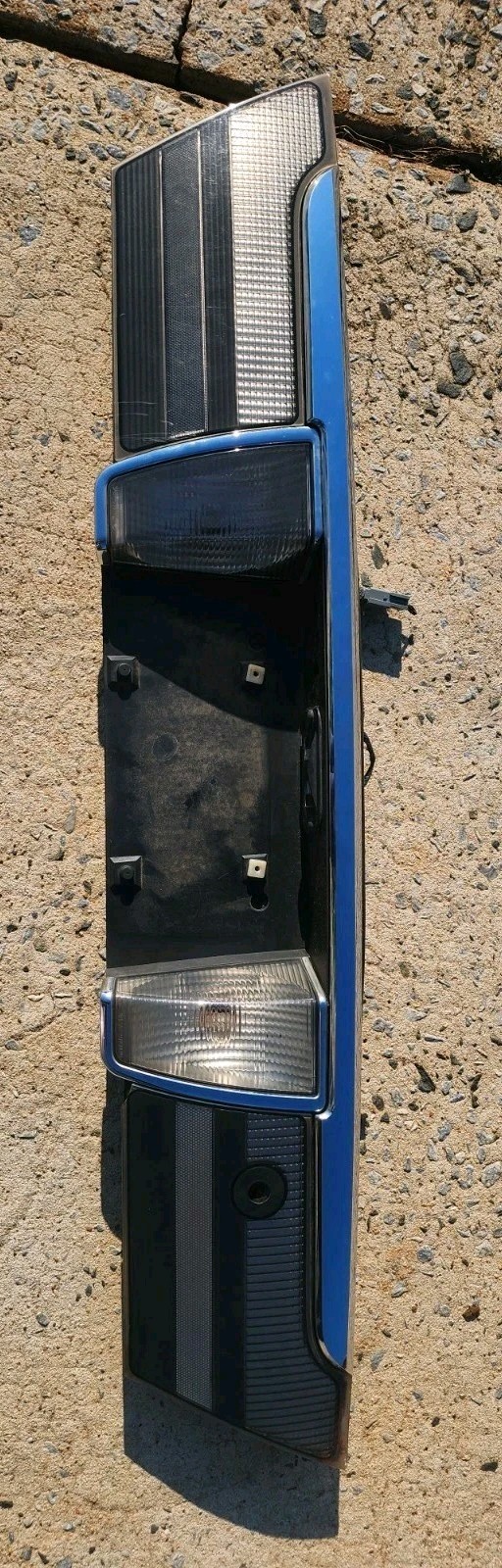 06-11 Mercury Grand Marquis Tail Light trunk panel License plate holder Broken 06-11 Mercury Grand Marquis Tail Light trunk panel License plate holder Broken