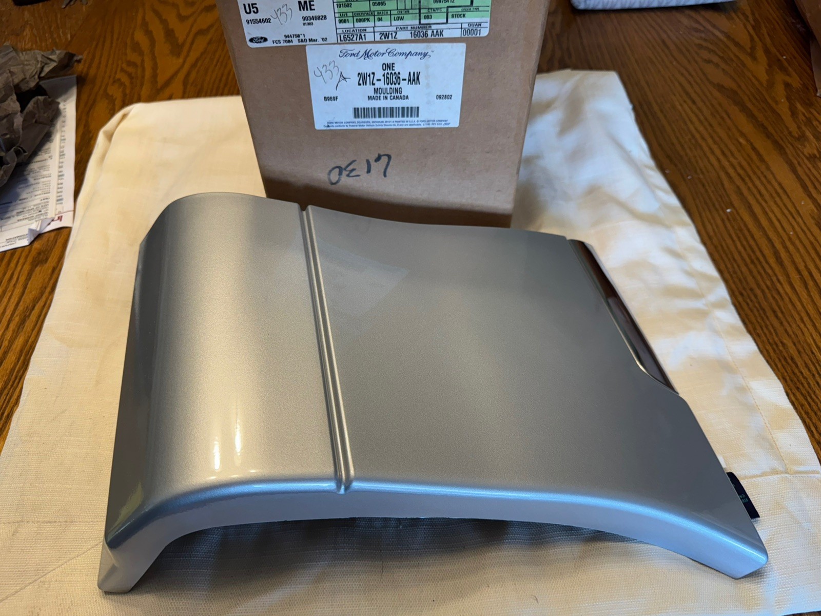 NOS Ford 2W1Z-16036-AAK 2002-03 Ford Lincoln Town Car Fender Moulding RH Silver NOS Ford 2W1Z-16036-AAK 2002-03 Ford Lincoln Town Car Fender Moulding RH Silver