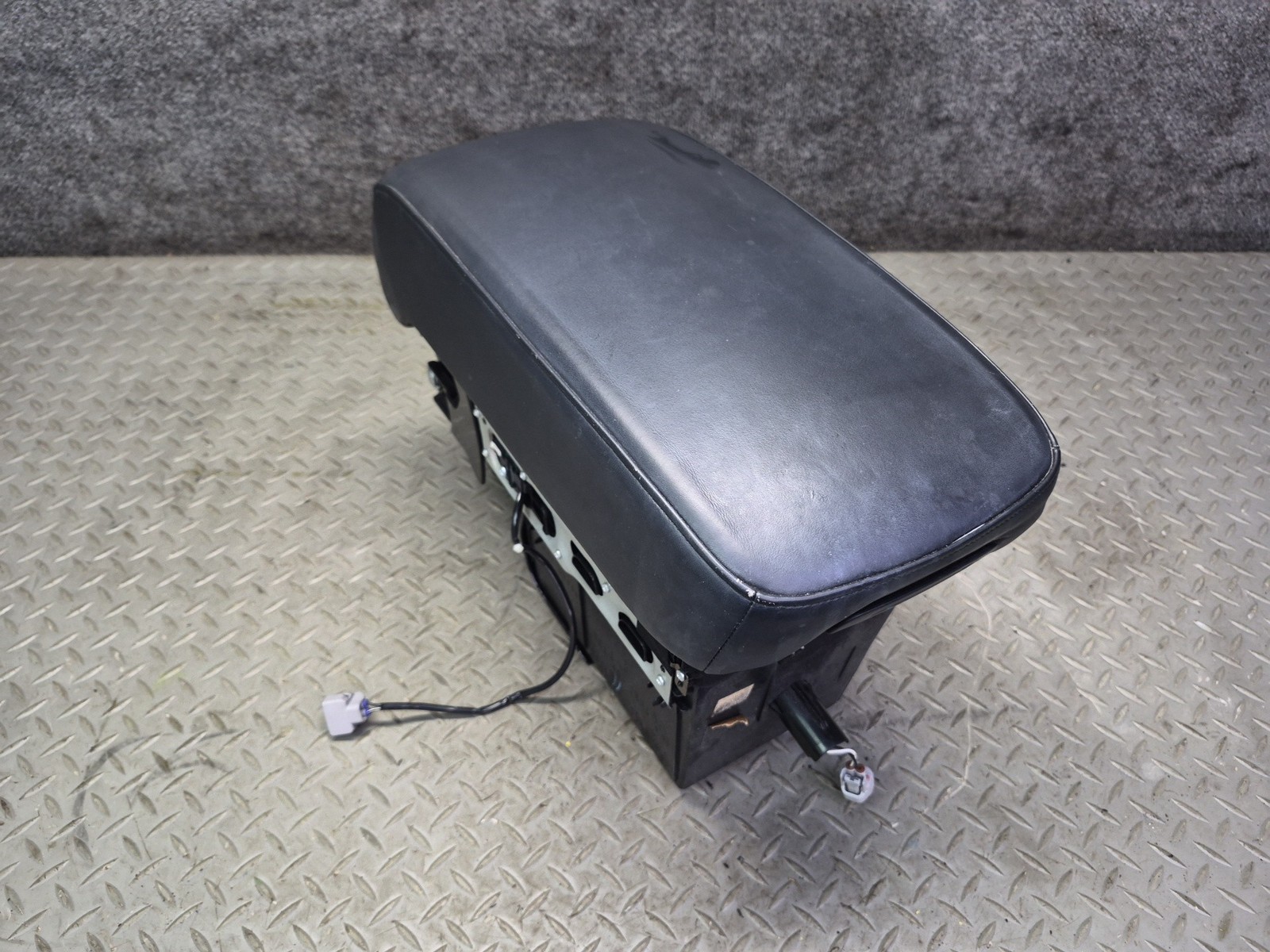 04-06 LEXUS UCF30L LS430 CENTER CONSOLE LEATHER ARMREST W STORAGE & AIR VENT OEM