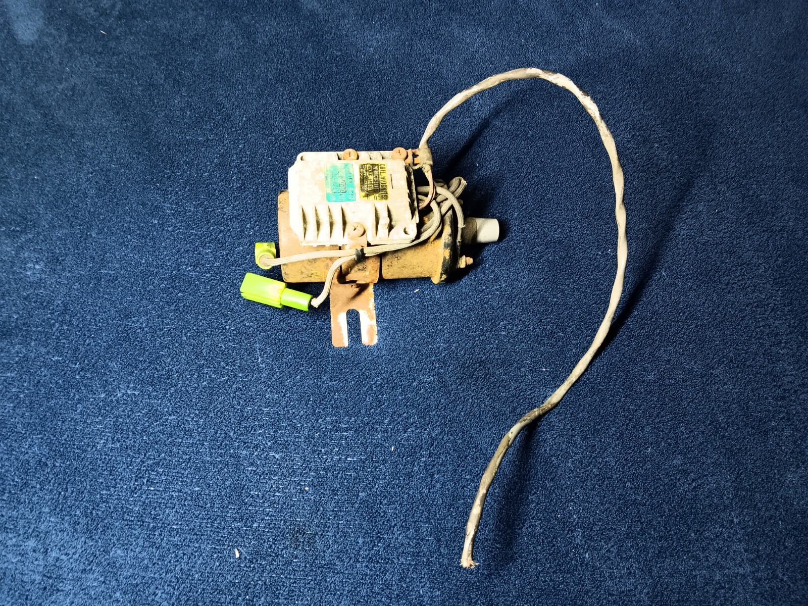 79-83 Toyota Corona 22R Ignition Coil & Igniter Assy 90919-02117 19070-38153 OEM 79-83 Toyota Corona 22R Ignition Coil & Igniter Assy 90919-02117 19070-38153 OEM