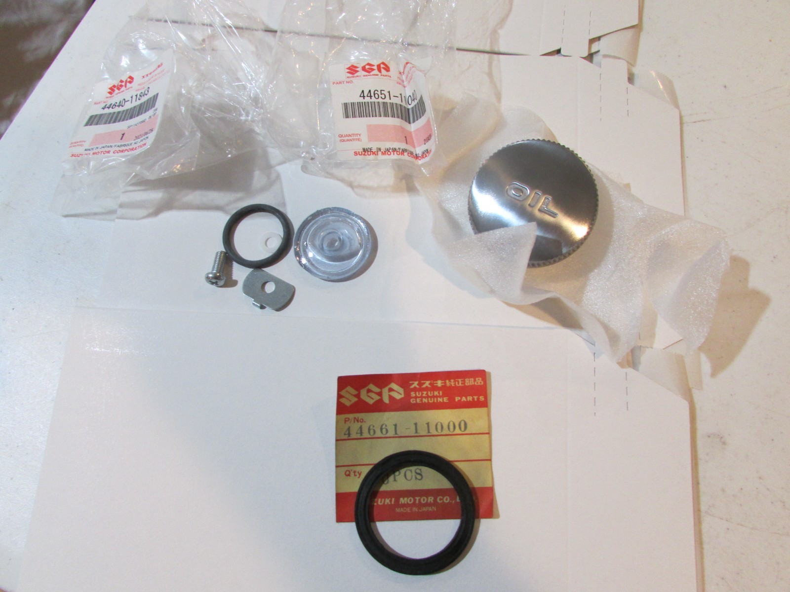 NOS Suzuki GT500 T20 TC250 TS250 T305 T500 oil site and oil cap set 1966-1977 NOS Suzuki GT500 T20 TC250 TS250 T305 T500 oil site and oil cap set 1966-1977