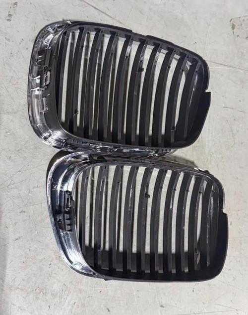 1997-2003 BMW E39 5-Series Chrome Black Kidney Grille 520i-540i