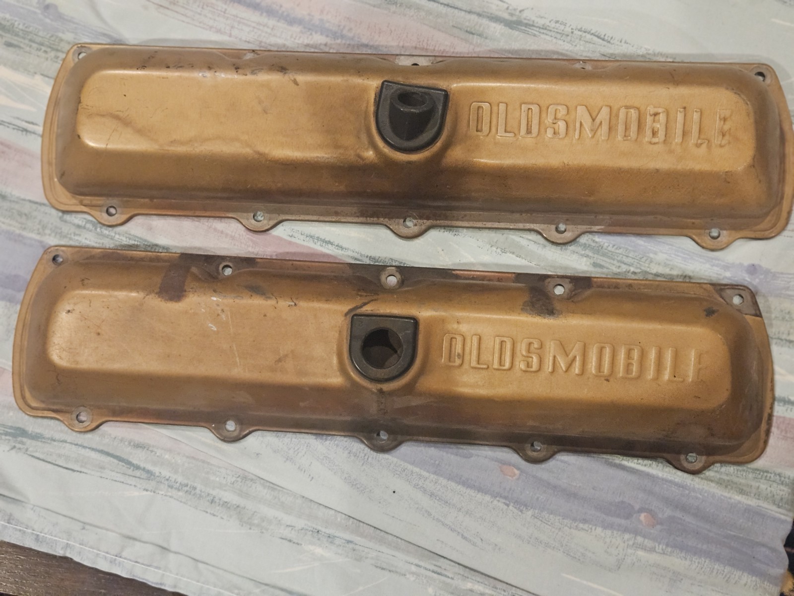 VINTAGE 1973-74 350 455 OLDSMOBILE ORIGINAL SCRIPT VALVE COVERS VINTAGE 1973-74 350 455 OLDSMOBILE ORIGINAL SCRIPT VALVE COVERS