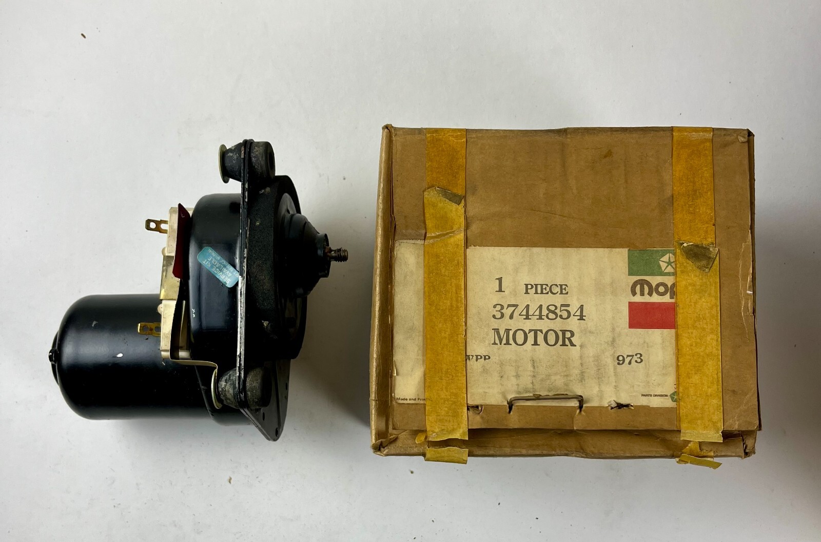 New Old Stock Wiper Motor for 1969-71 B C E Body 2 Speed Models Mopar #3744854