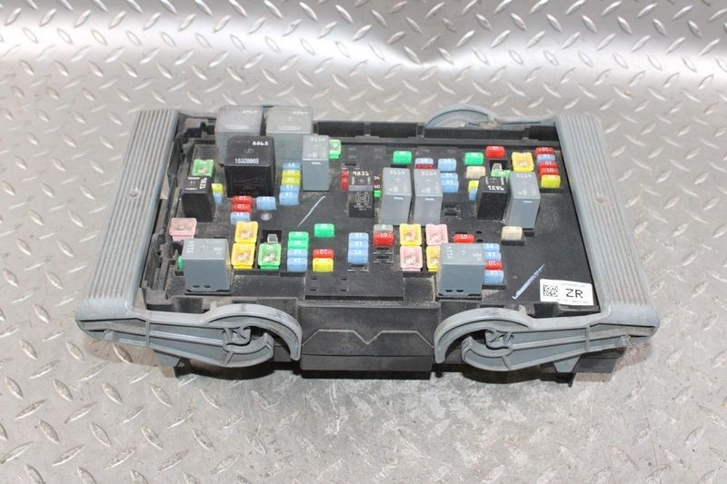 2007-2009 Chevy Silverado 1500 Engine Fuse Box Assembly OEM