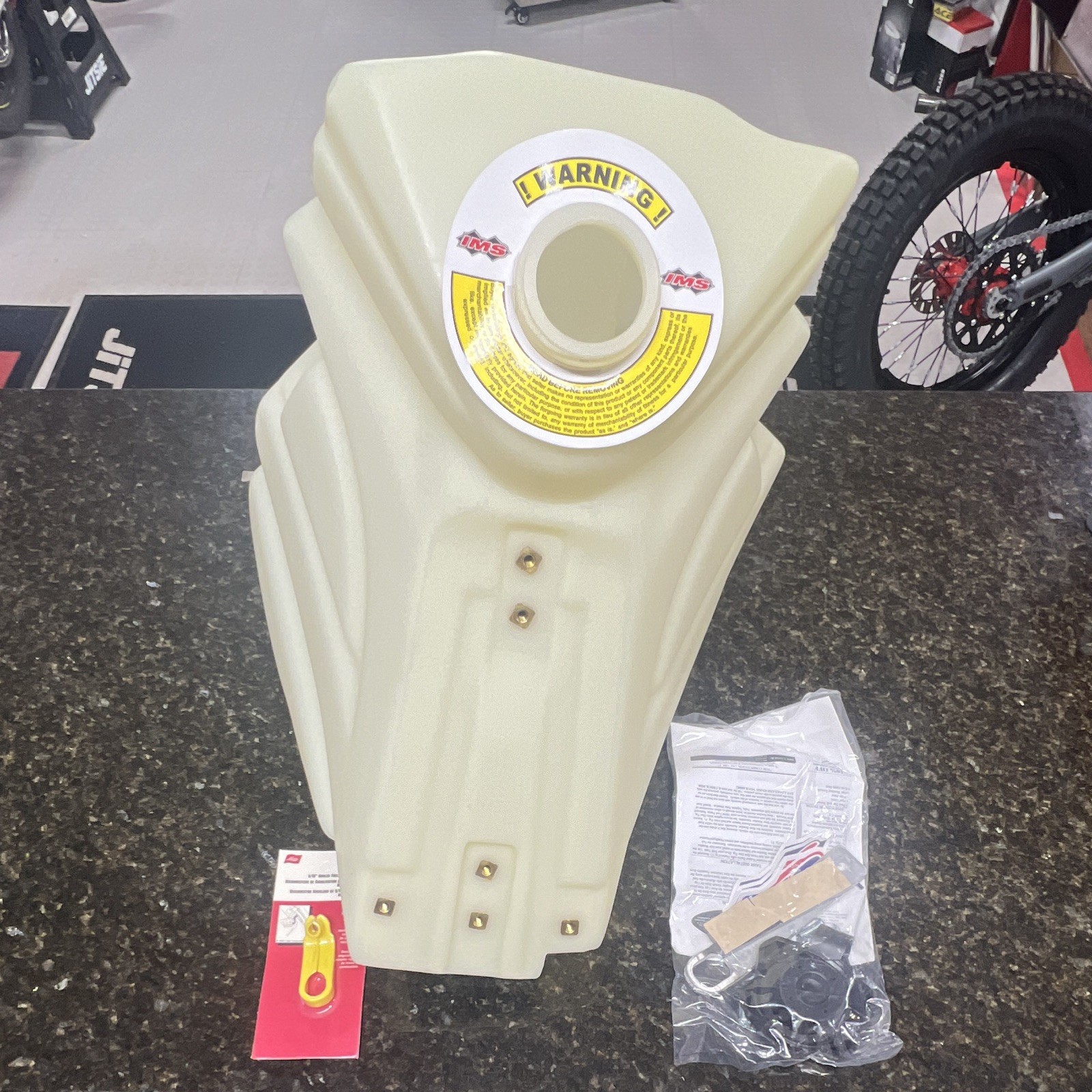 IMS CLEAR OVERSIZED TANK 4T 2020+ RR/XPRO IMS CLEAR OVERSIZED TANK 4T 2020+ RR/XPRO