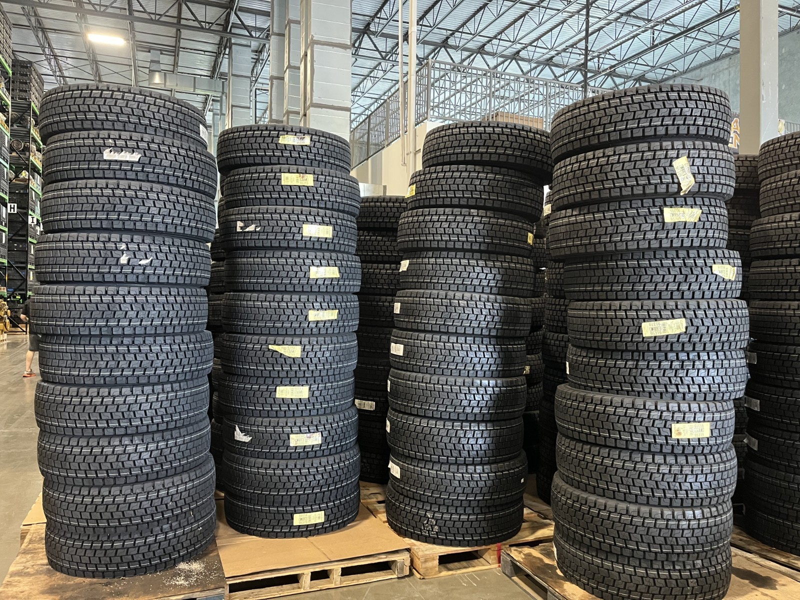 Set of 6 NEW Tires 265/70R/19.5 Michelin XDE2+ Set of 6 NEW Tires 265/70R/19.5 Michelin XDE2+