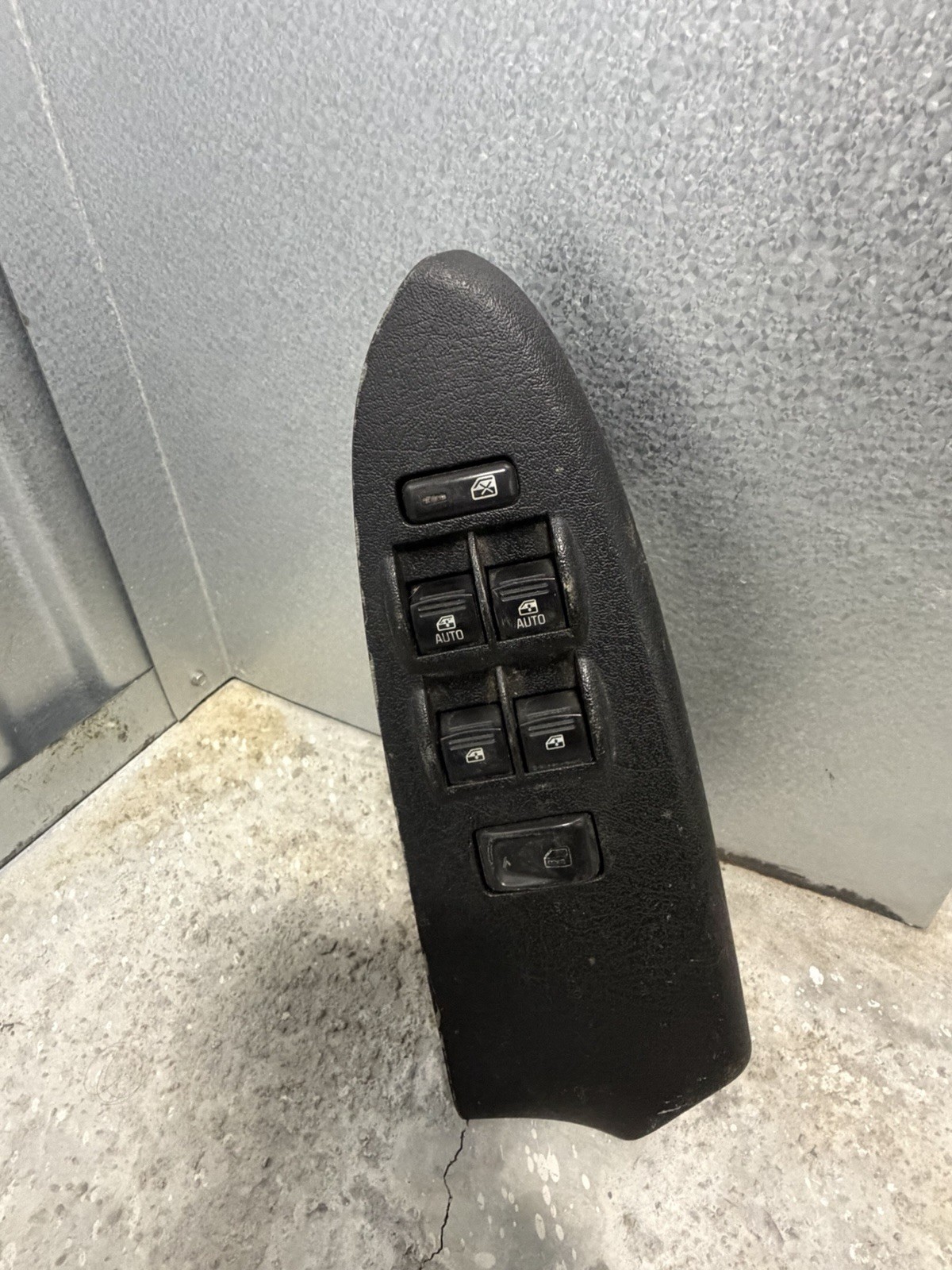 06 - 09 CHEVY TRAILBLAZER DRIVER LEFT SIDE MASTER POWER WINDOW SWITCH 25861581