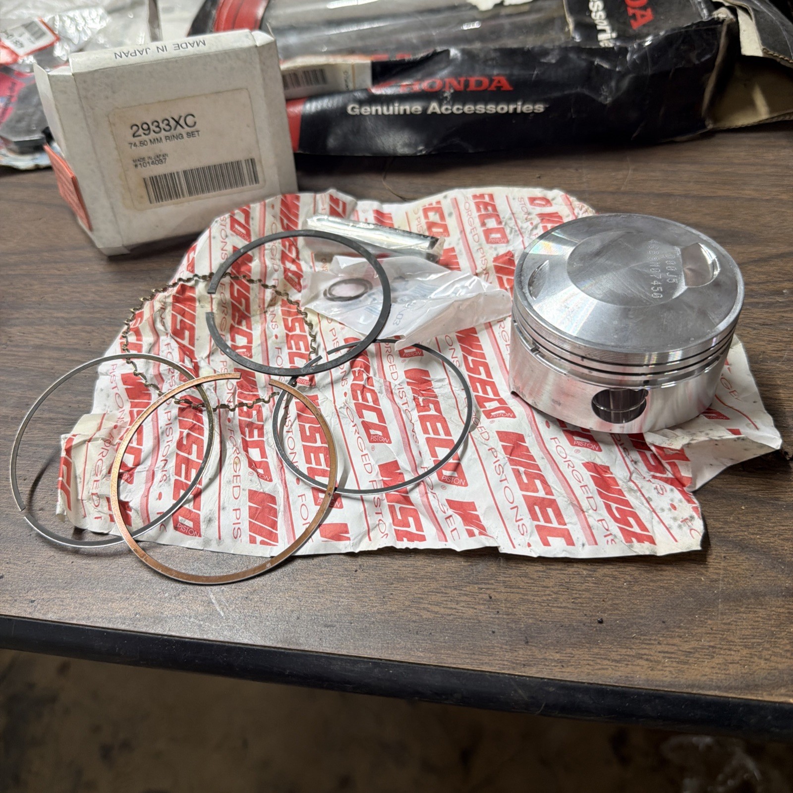 Open box Nos slight tarnish Wiseco Piston Kit 74.50mm For HONDA TRX300FW TRX300P