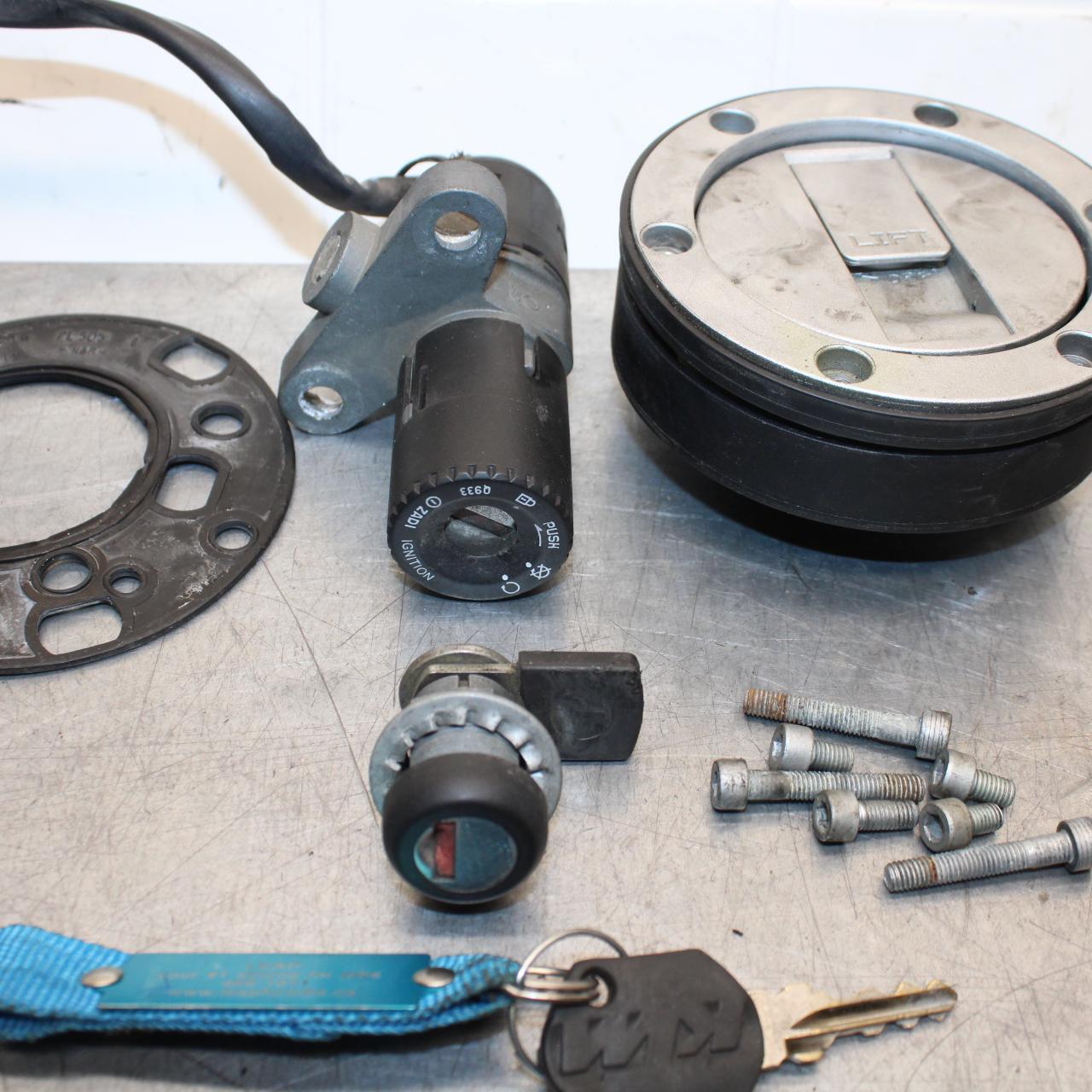 07-11 KTM  990 SUPER DUKE IGNITION LOCK KEY SET W/ GAS CAP AND SEAT LOCK BB578