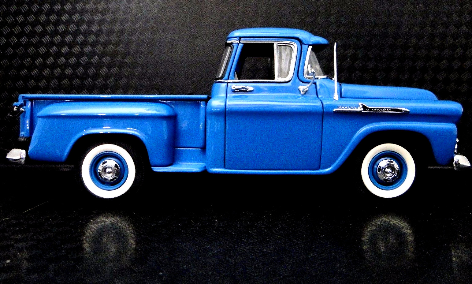 Chevrolet 55Chevy57 Pickup Truck 1955 1957 1950s 1:24 SCALE METAL BODY MODEL CAR