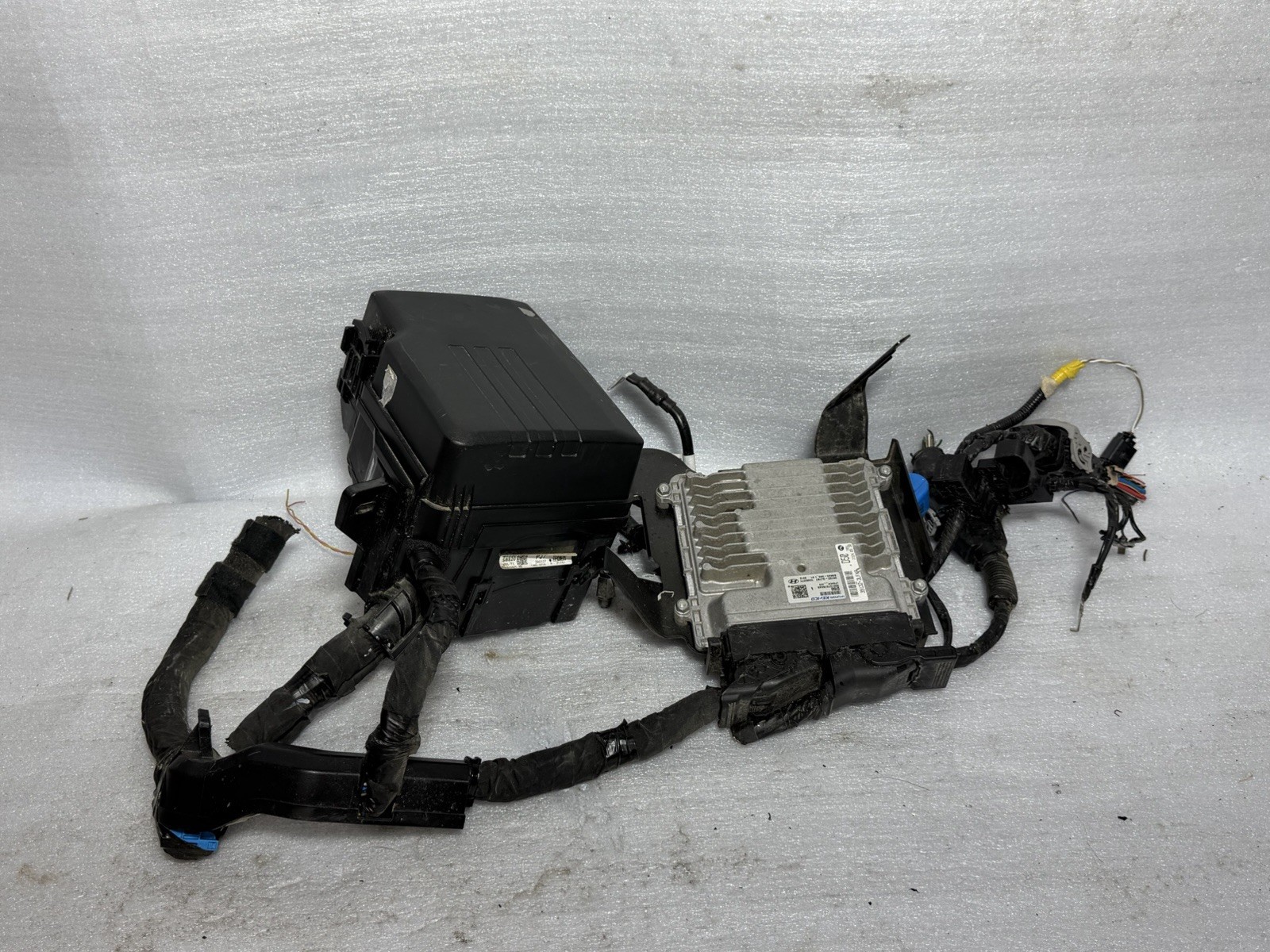 23-25 HYUNDAI PALISADE 3.8L ENGINE BAY ROOM FUSE BOX W/ ECU OEM