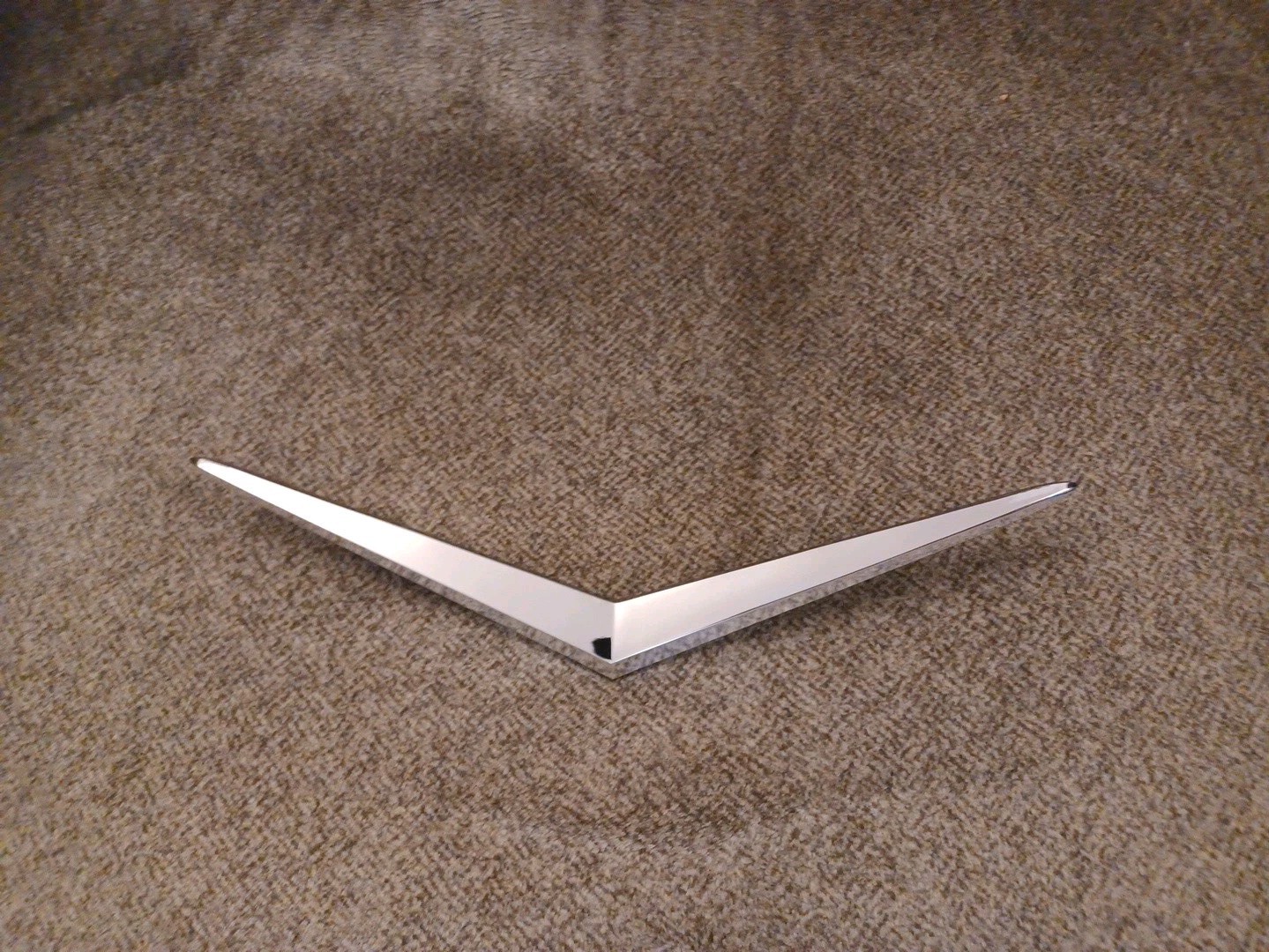 ORIGINAL 1960 CHEVY IMPALA TRUNK V ORNAMENT EMBLEM NICE 1125 * ORIGINAL 1960 CHEVY IMPALA TRUNK V ORNAMENT EMBLEM NICE 1125 *