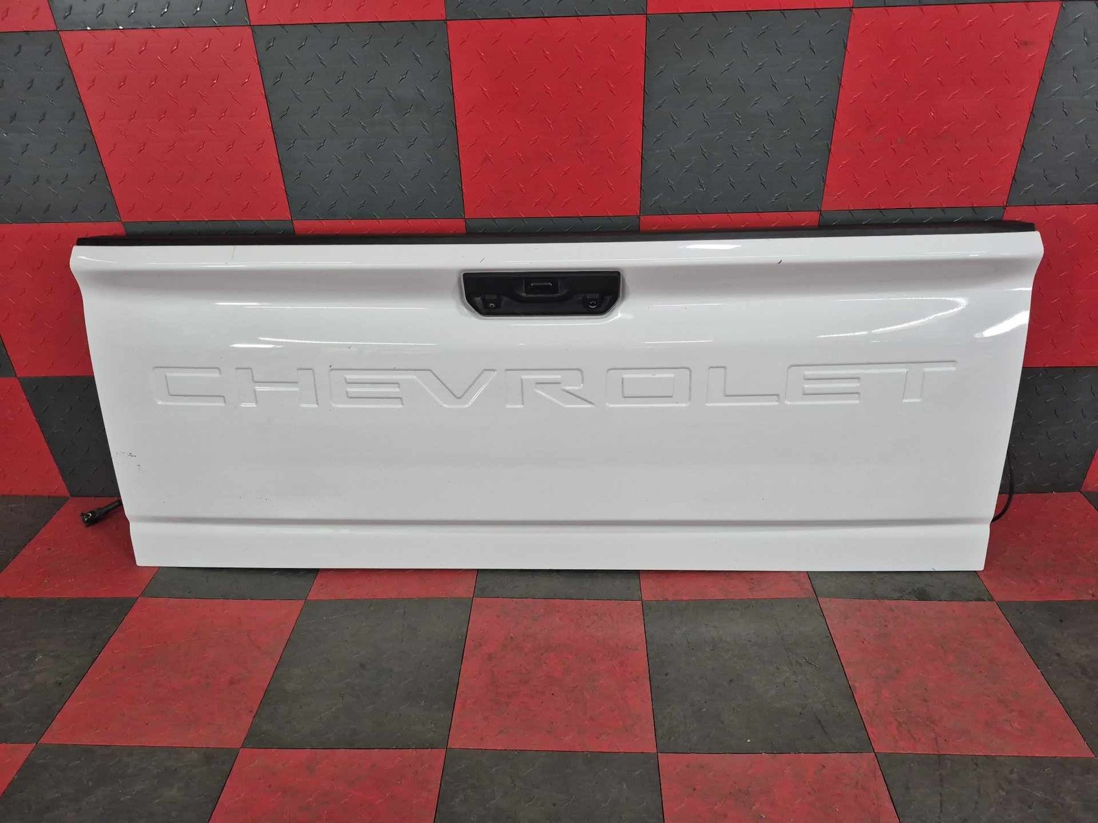 2020-2025 Chevrolet Silverado 2500 Rear Tailgate Summit White Manual Gate 2020-2025 Chevrolet Silverado 2500 Rear Tailgate Summit White Manual Gate