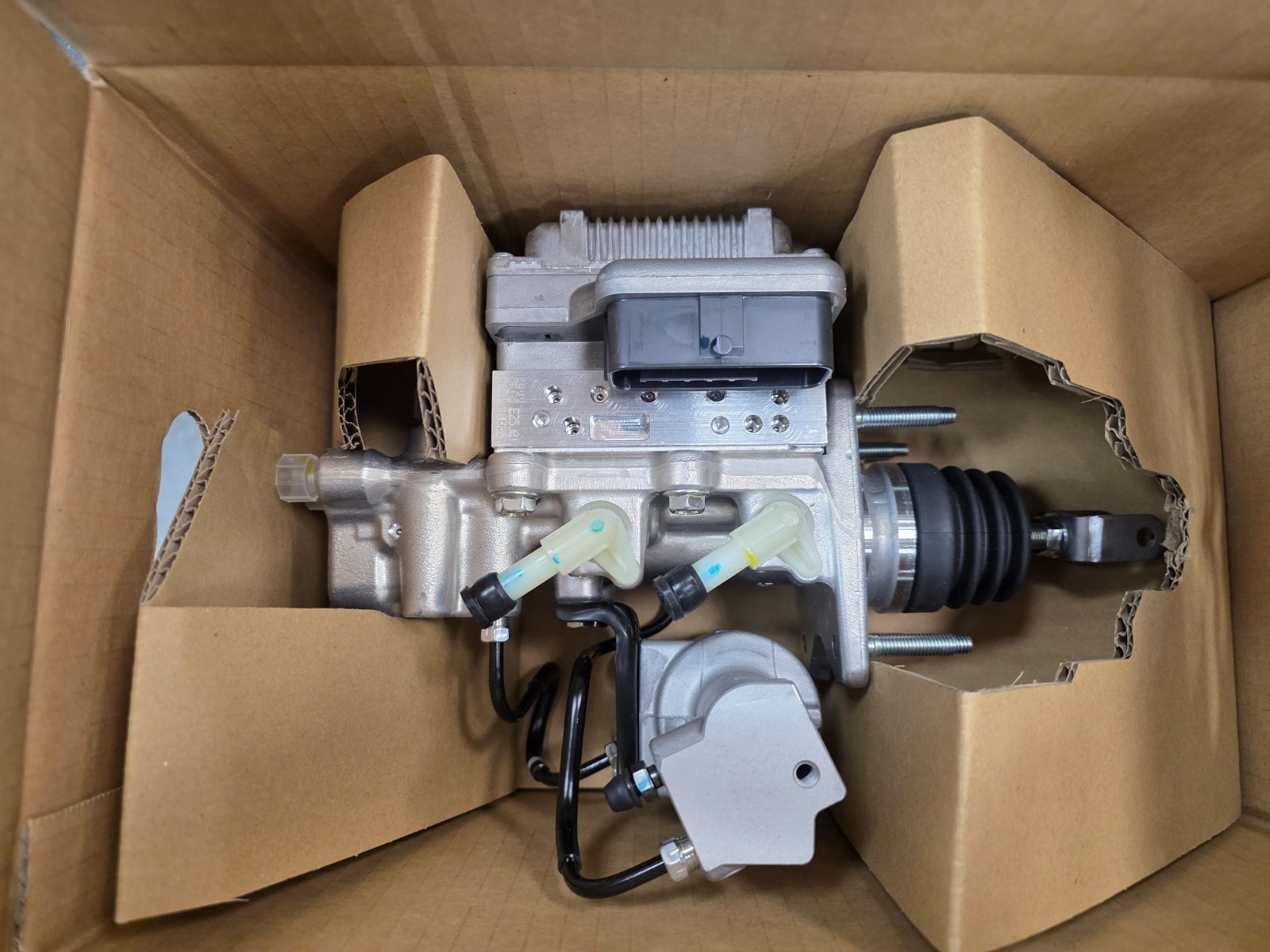 47050-47110 TOYOTA 12-13 PRIUS V BRAKE BOOSTER AND  MASTER CYLINDER  OEM