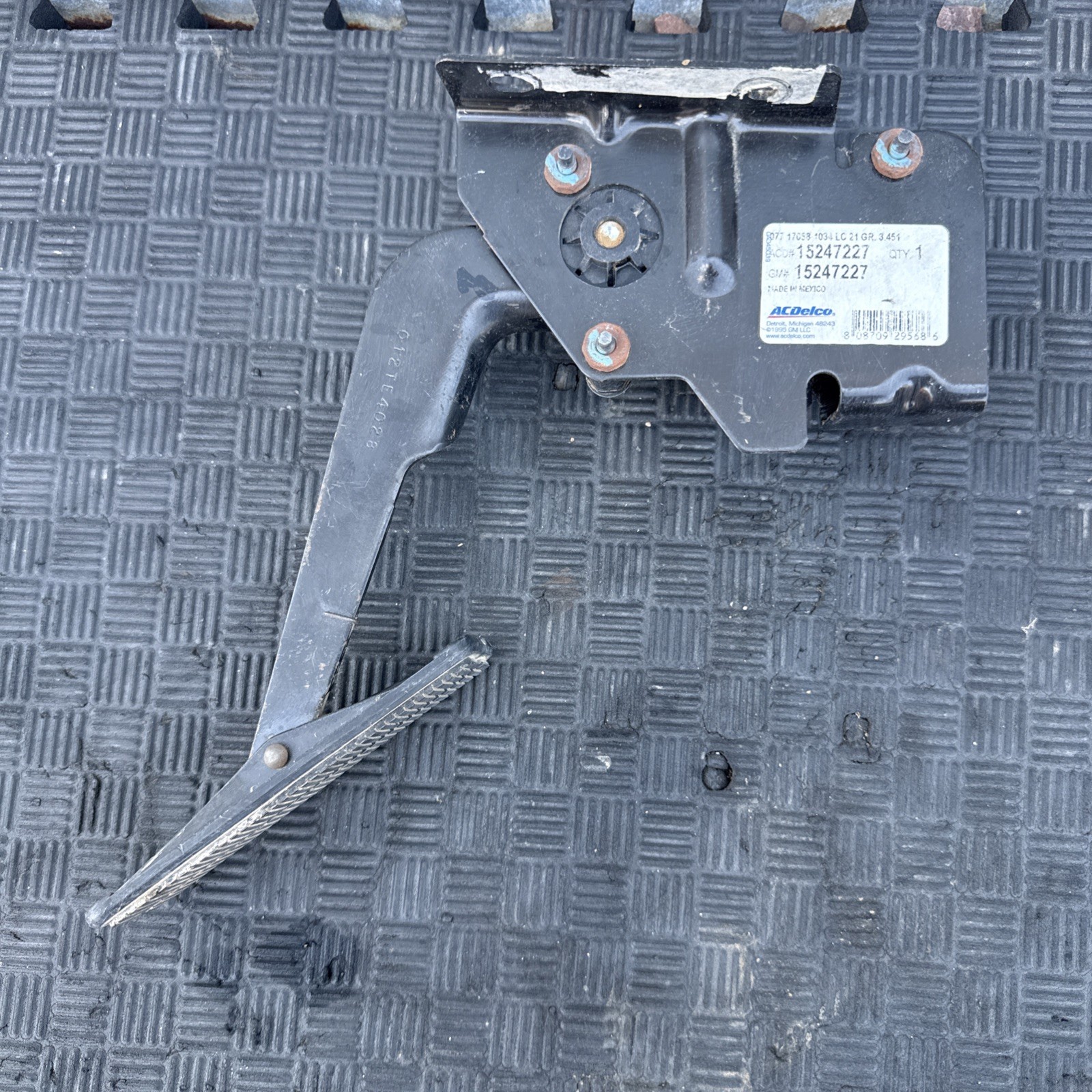 2003-2009 Chevrolet GMC Kodiak C4500 C5500 Accelerator Gas Pedal OEM 15247227 2003-2009 Chevrolet GMC Kodiak C4500 C5500 Accelerator Gas Pedal OEM 15247227