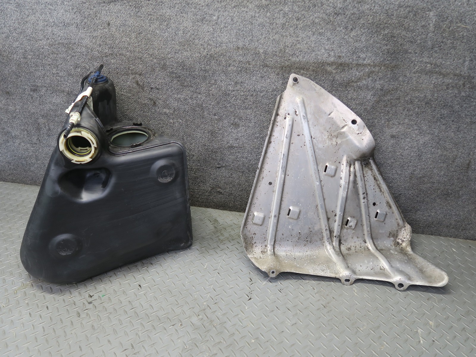 05-13 CHEVROLET CORVETTE C6 RIGHT FUEL TANK RESERVOIR W HEAT SHIELD SET OEM