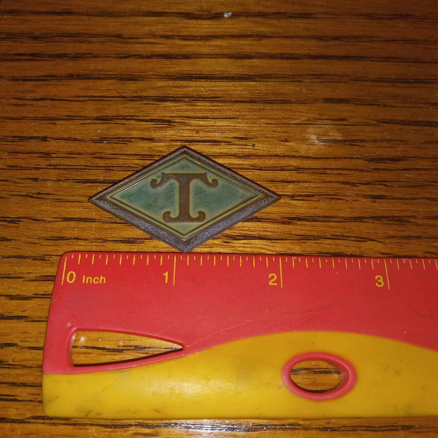VINTAGE \ DIAMOND T TRUCK - ORNAMENT - SMALL BADGE EMBLEM ? VINTAGE \ DIAMOND T TRUCK - ORNAMENT - SMALL BADGE EMBLEM ?