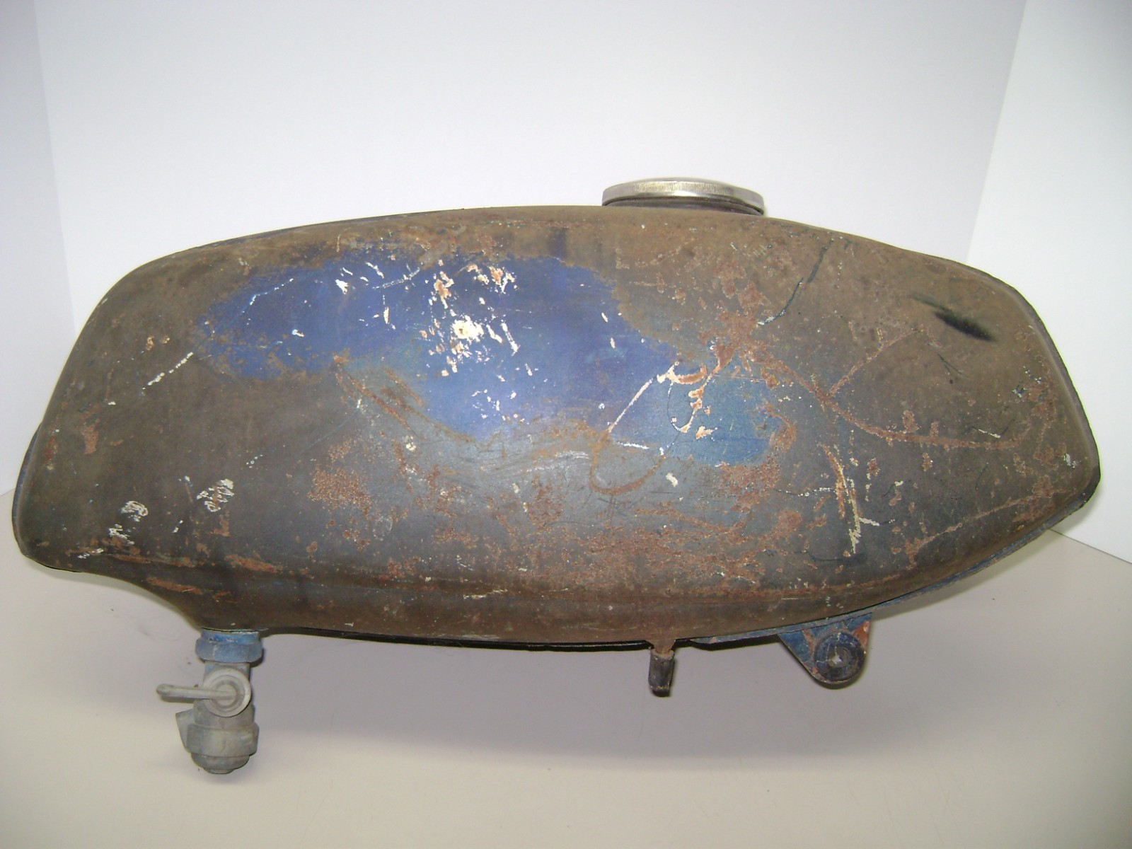 USED GAS FUEL TANK KAWASAKI A1 A7 250 350 AVENGER SAMURAI 26M