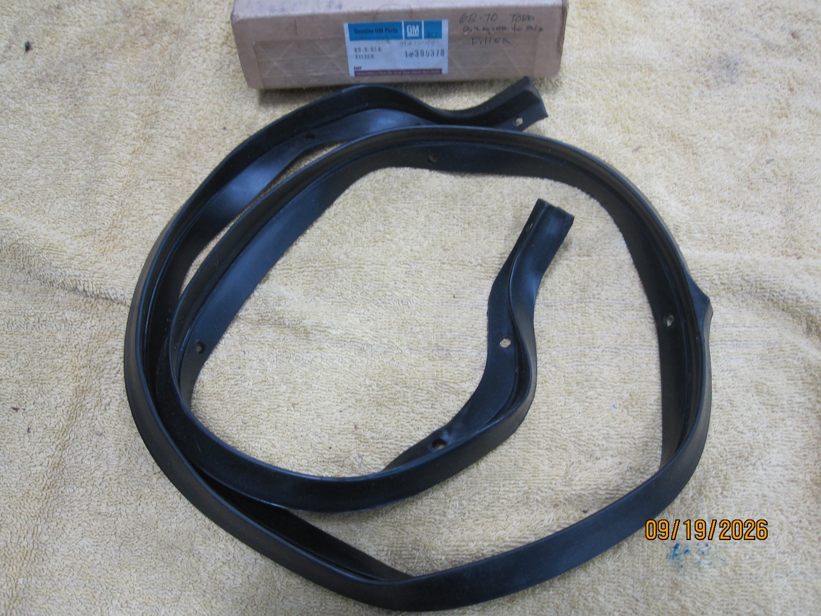 NOS 1968 1969 1970 Oldsmobile Toronado Bumper Filler Shield GM 399378