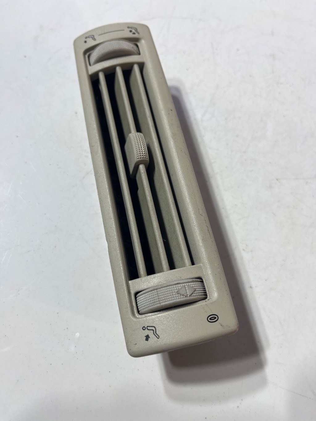 2001-2004 VW EUROVAN GLS - REAR Climate / AIR VENT 7D0820951A