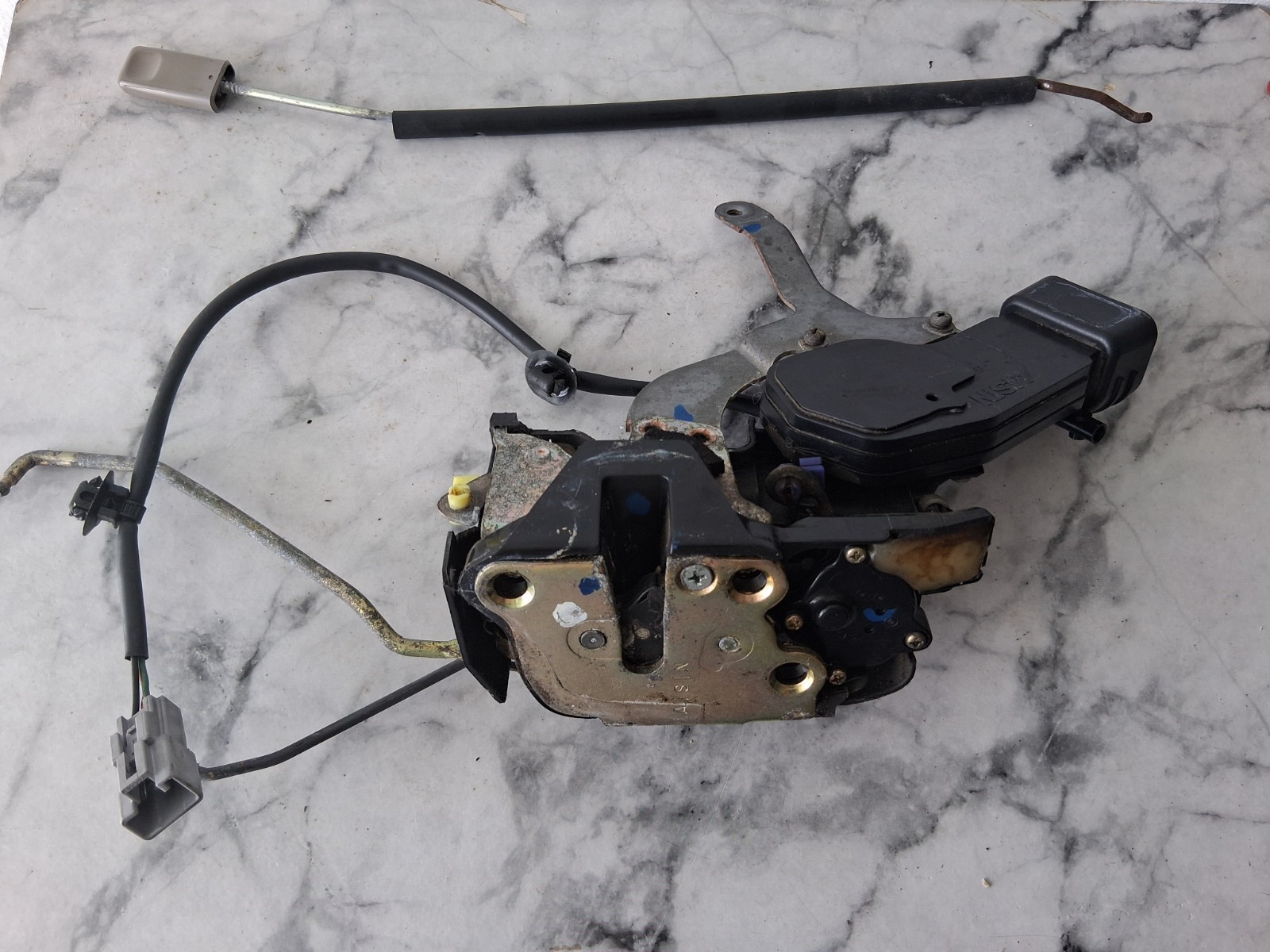 98 - 02 Toyota Corolla, Front Left Driver door Latch Lock Actuator /OEM VIN 2T 98 - 02 Toyota Corolla, Front Left Driver door Latch Lock Actuator /OEM VIN 2T