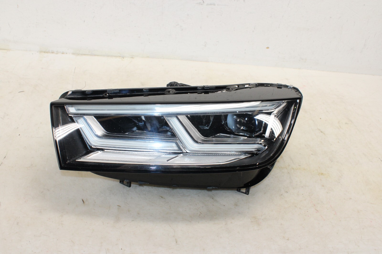 2018-2020 Audi SQ5 Q5 Left LED Headlight Assembly 80A941033B OEM *DAMAGED* KX15 2018-2020 Audi SQ5 Q5 Left LED Headlight Assembly 80A941033B OEM *DAMAGED* KX15