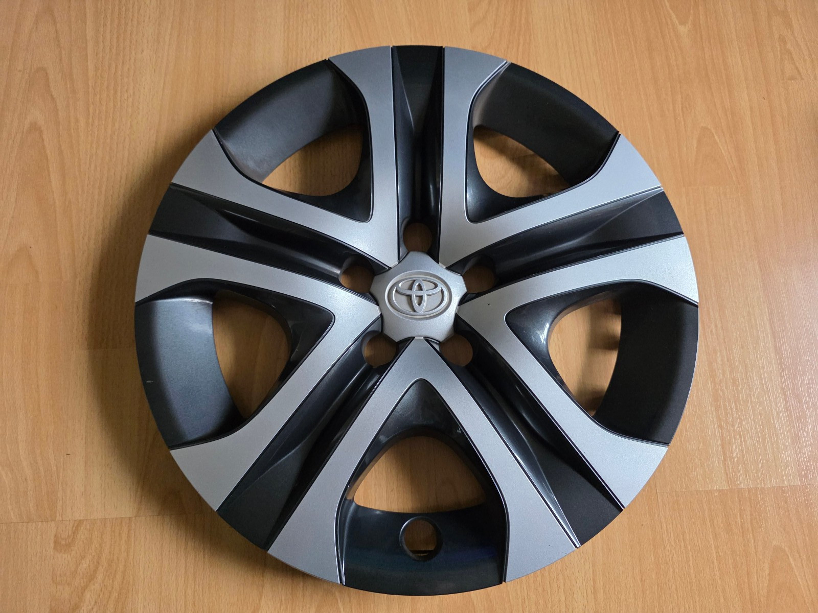 (1x) Genuine OEM 2016-2018 Toyota RAV4 LE 17 (1x) Genuine OEM 2016-2018 Toyota RAV4 LE 17