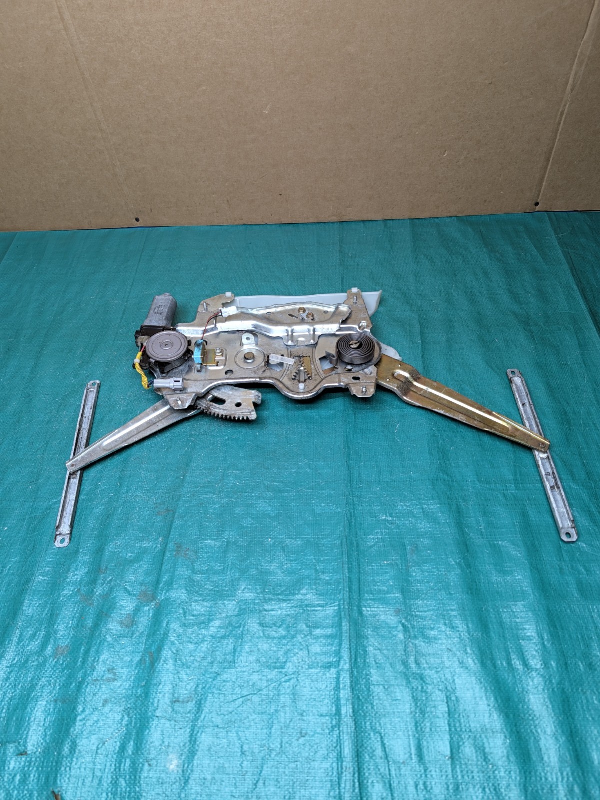 2001-2007 Toyota Sequoia Rear Tailgate Liftgate Window Regulator W/ Motor OEM 2001-2007 Toyota Sequoia Rear Tailgate Liftgate Window Regulator W/ Motor OEM