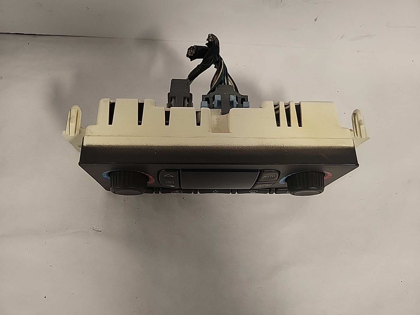 2003-2004 Cadillac Escalade Front Dash Mounted Temperature Climate Control. R5 2003-2004 Cadillac Escalade Front Dash Mounted Temperature Climate Control. R5