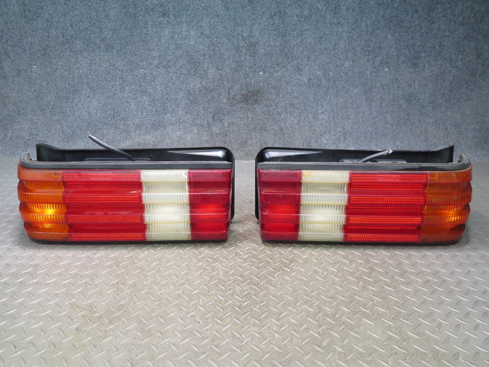 86-91 MERCEDES W126 560SEL SET OF 2 REAR LEFT & RIGHT TAIL LIGHT LAMP OEM