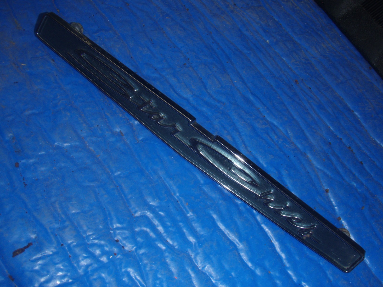 1961 PONTIAC 61 STARCHIEF DASH EMBLEM PART NUMBER 539894