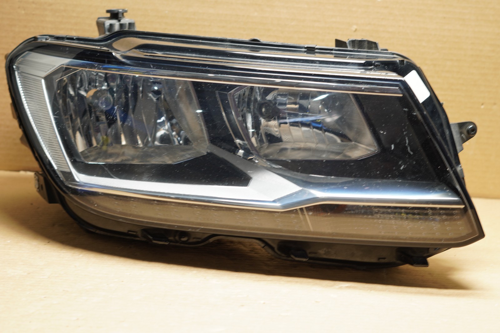 2018-2021 VOLKSWAGEN TIGUAN HEADLIGHT RIGHT SIDE PASSENGER SIDE HALOGEN OEM Y1