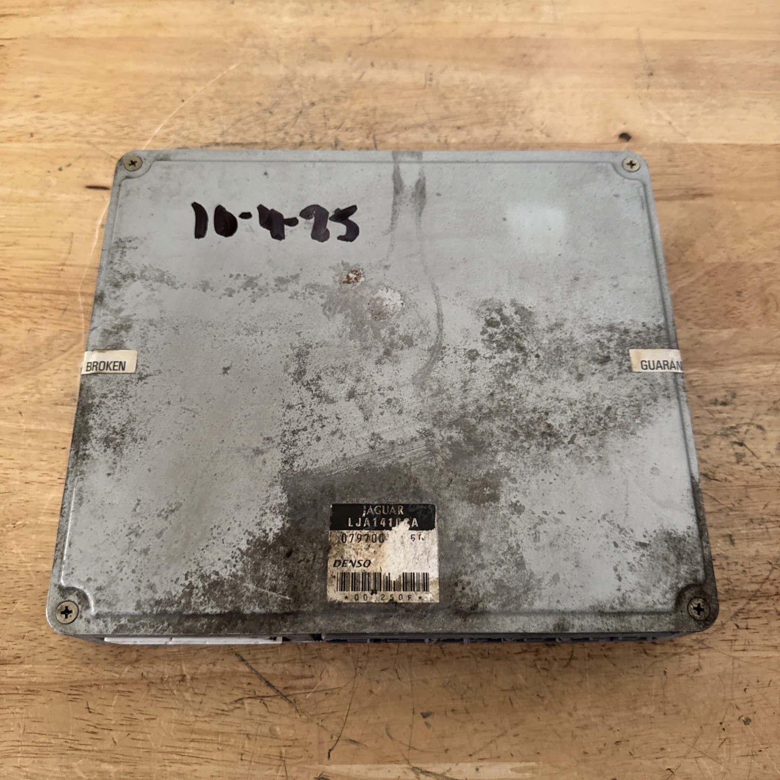 97 98 JAGUAR XK8 LJA1410CA Ele Cntrl Mod RH rr firewall from VIN 011427 97 98 JAGUAR XK8 LJA1410CA Ele Cntrl Mod RH rr firewall from VIN 011427